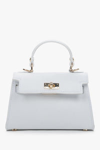 Frontale Ansicht der kleinen weißen Leder-Handtasche mit goldfarbenen Details
