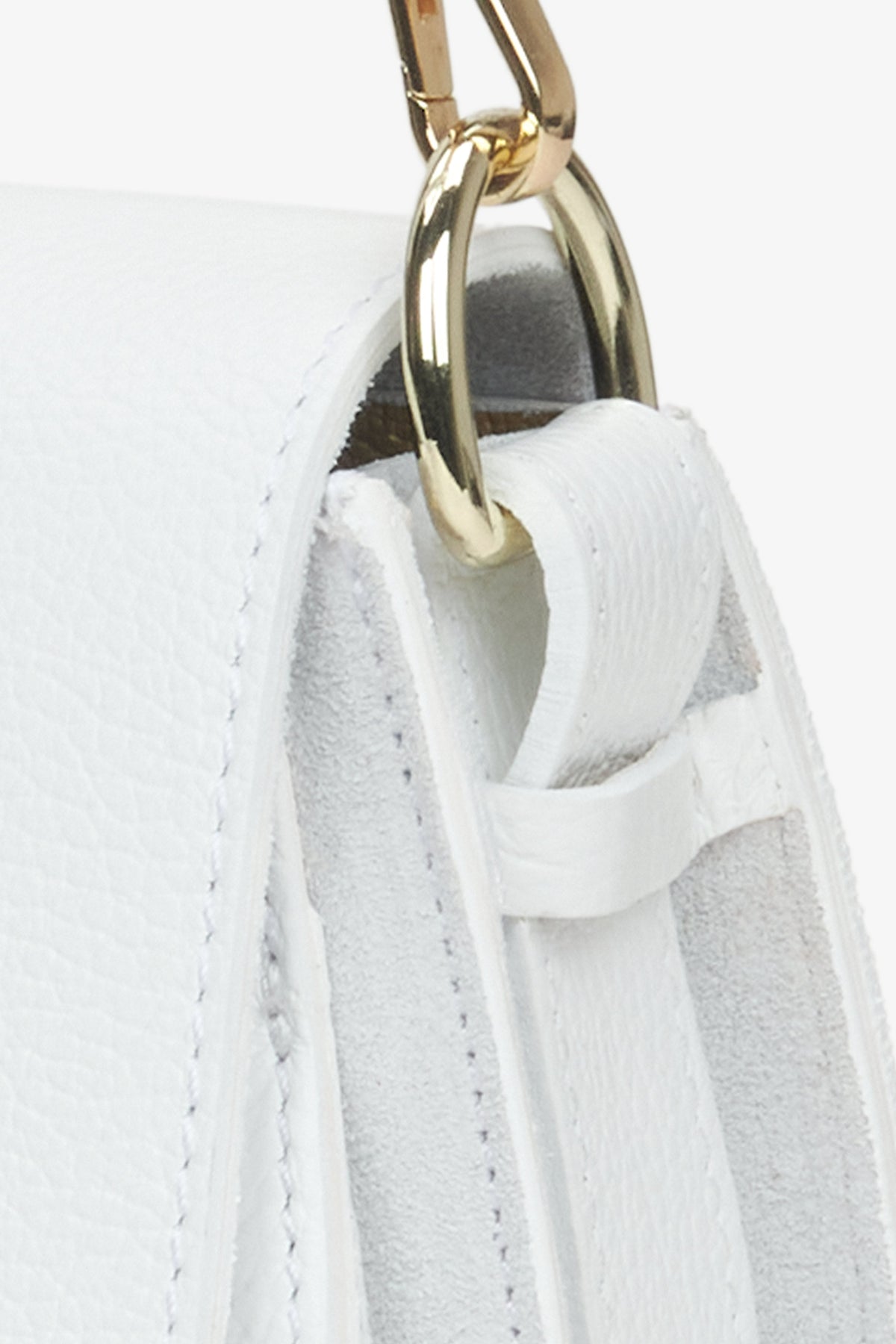 Weiße Damen-Lederhandtasche von Estro in Hufeisenform – Nahaufnahme eines Details.