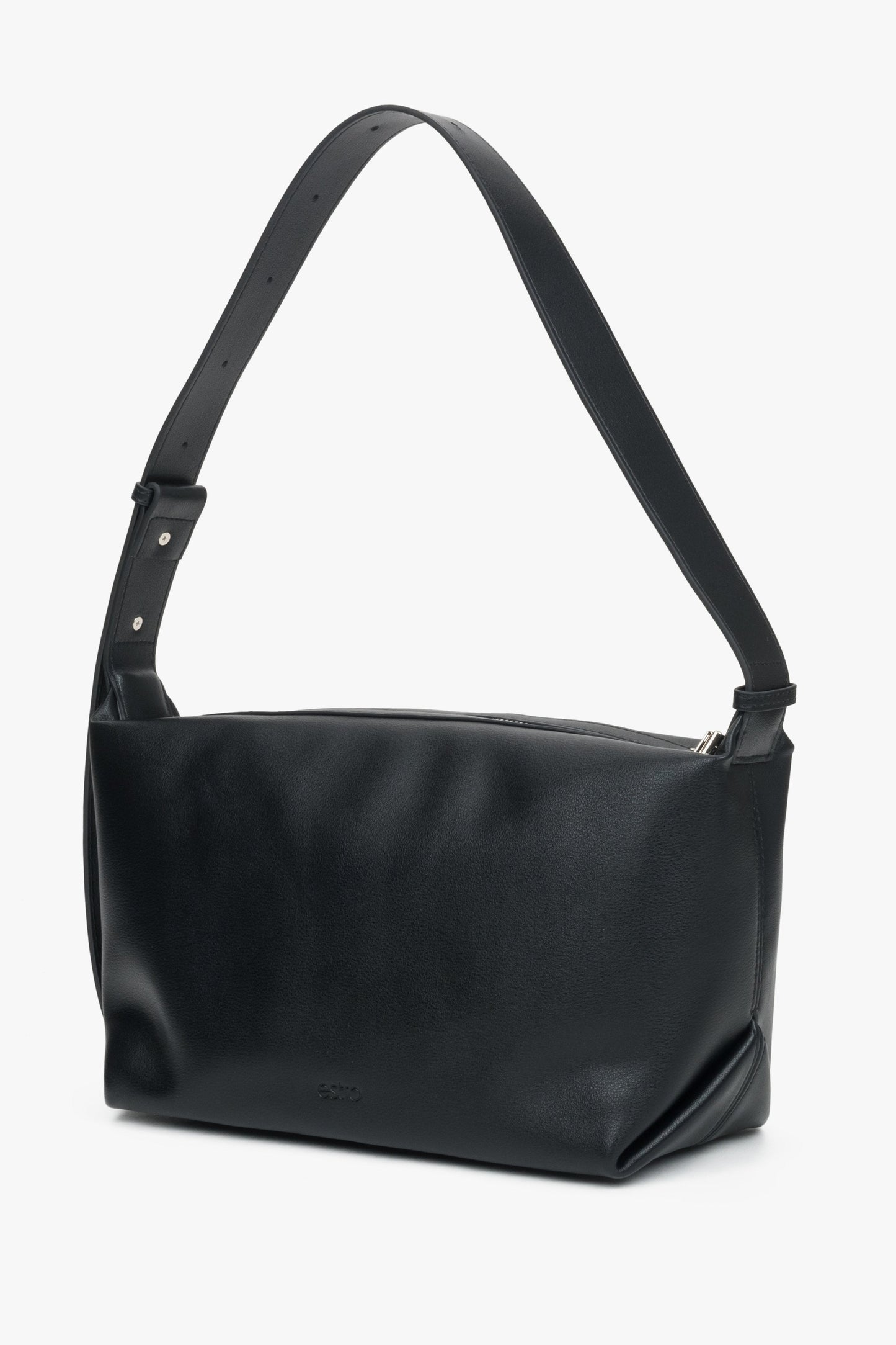 Kompakte schwarze Umhängetasche von Estro aus echtem Leder, perfekt zum Tragen über der Schulter.