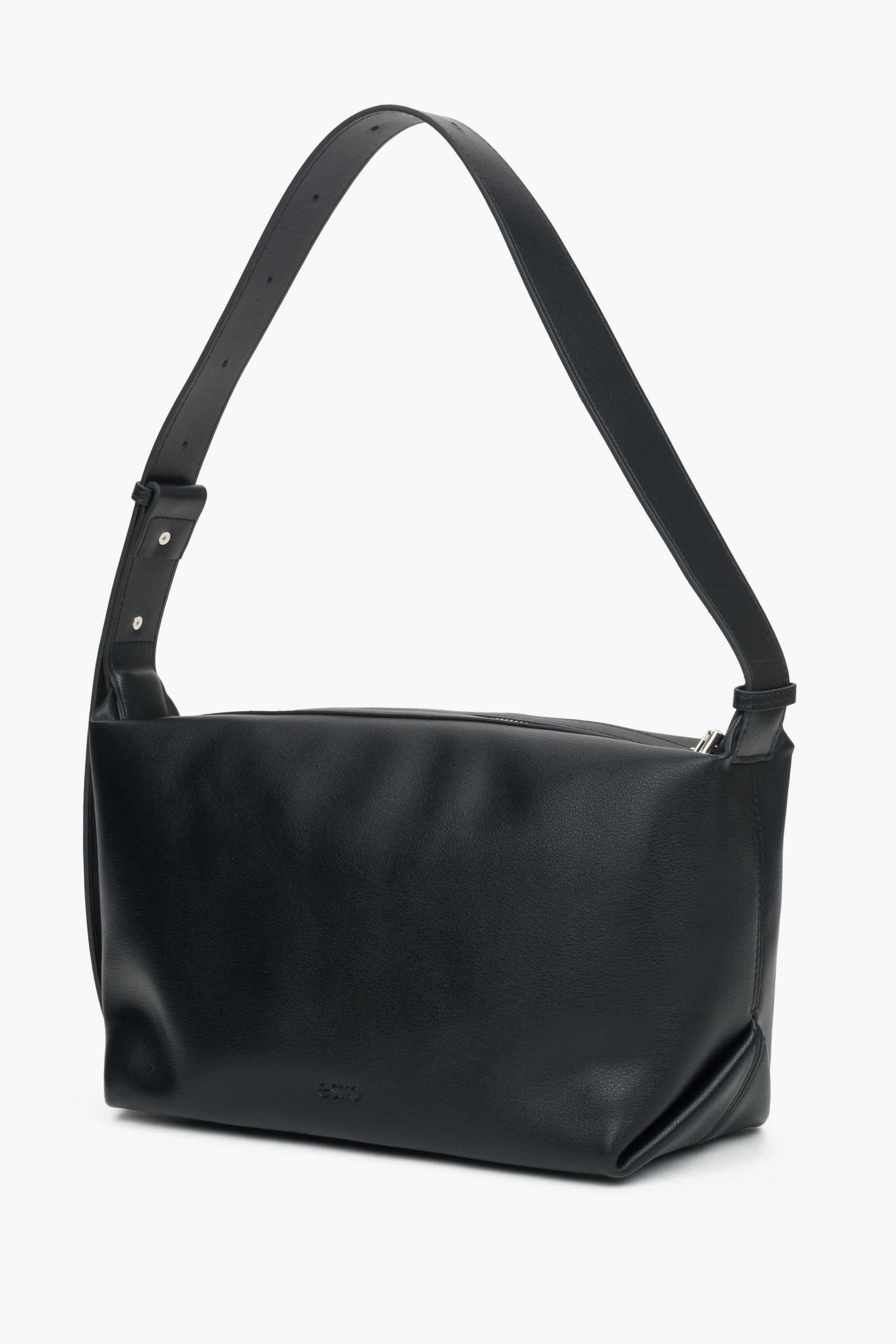 Kompakte schwarze Umhängetasche von Estro aus echtem Leder, perfekt zum Tragen über der Schulter.