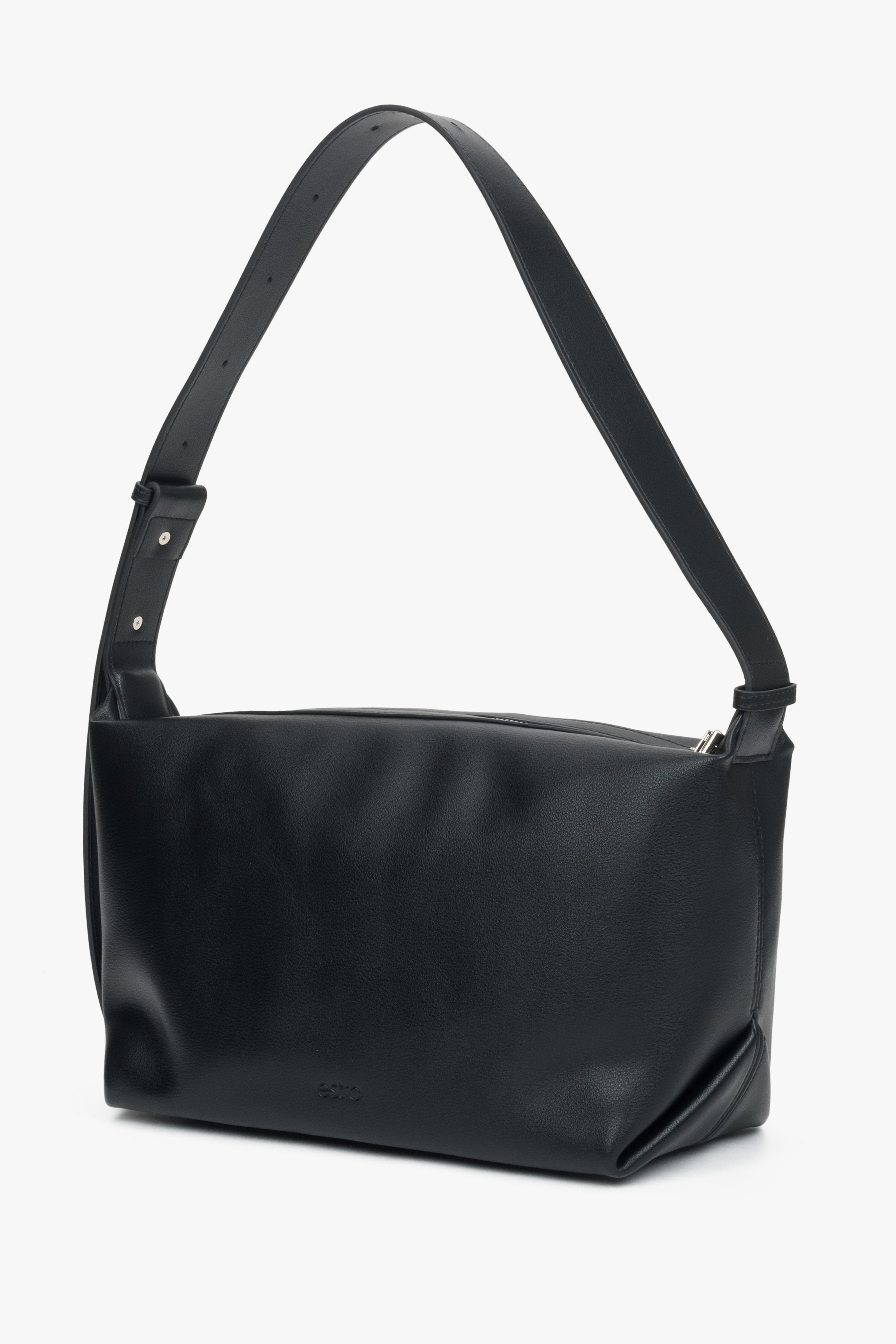 Kompakte schwarze Umhängetasche von Estro aus echtem Leder, perfekt zum Tragen über der Schulter.