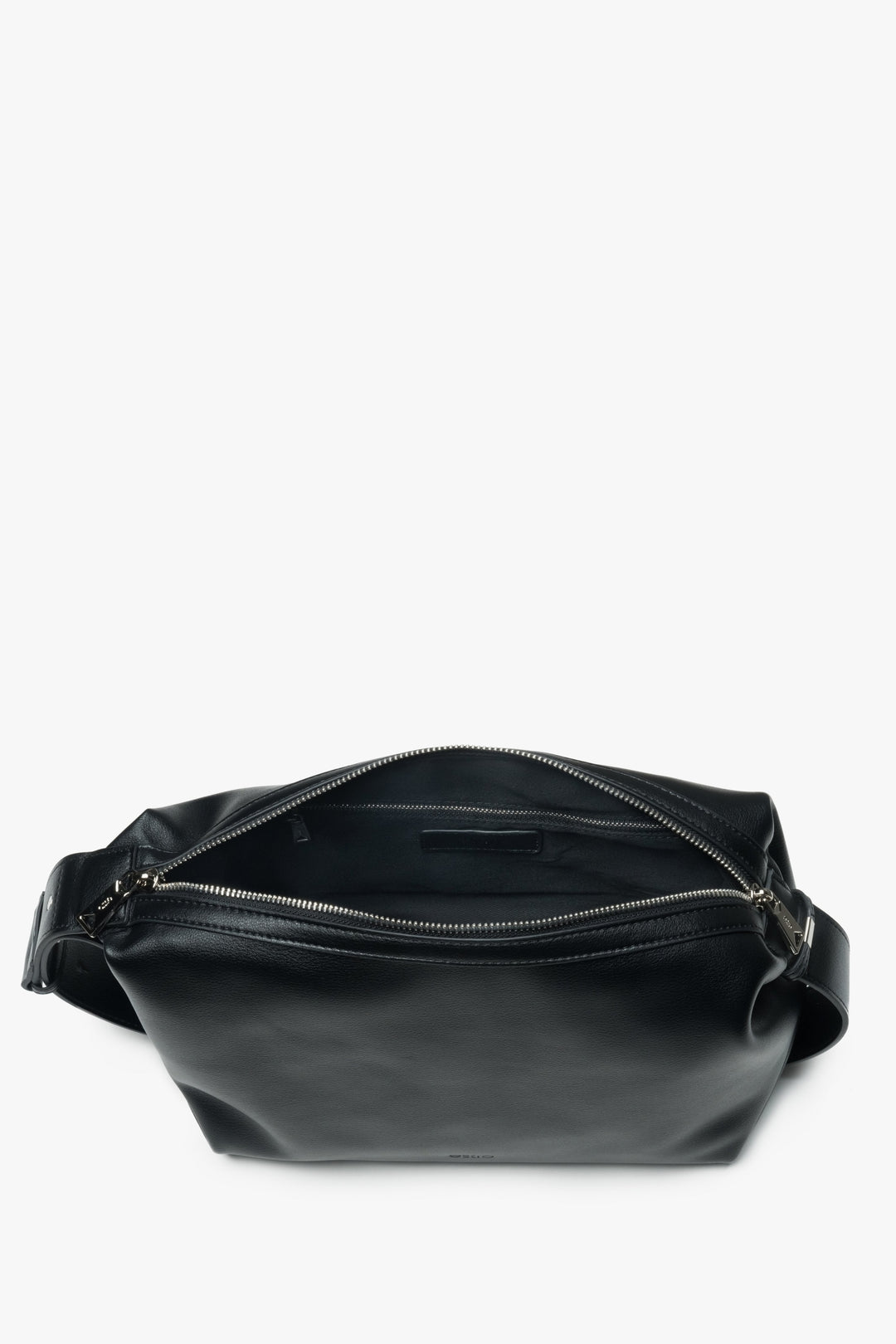 Praktische schwarze Damen-Umhängetasche von Estro aus hochwertigem Naturleder, für das Tragen über der Schulter konzipiert – Innenansicht.
