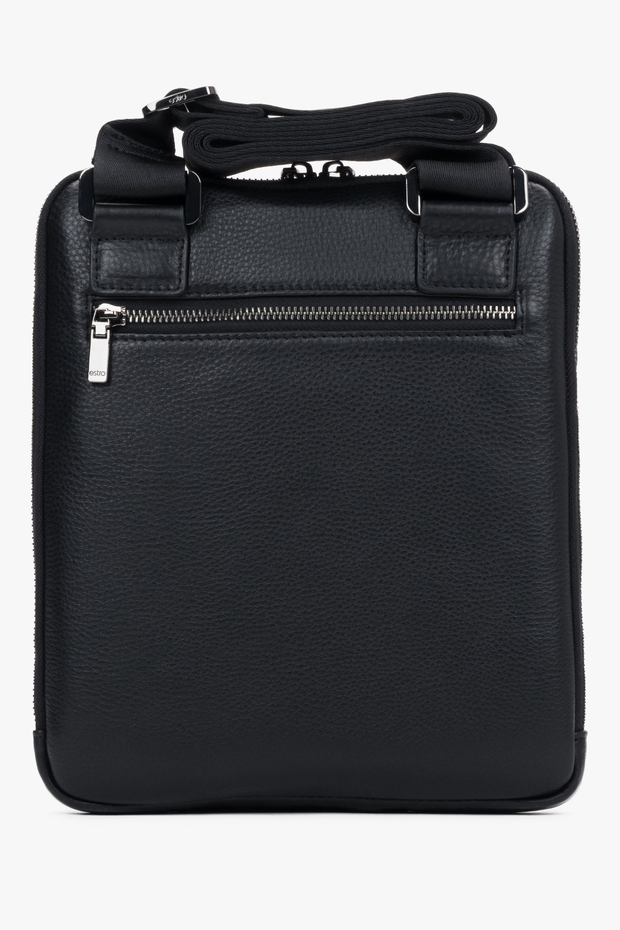 Rückansicht der kompakten schwarzen Herrentasche, die das minimalistische Design und den verstellbaren Gurt zeigt 