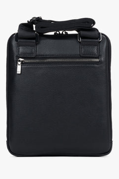 Rückansicht der kompakten schwarzen Herrentasche, die das minimalistische Design und den verstellbaren Gurt zeigt 