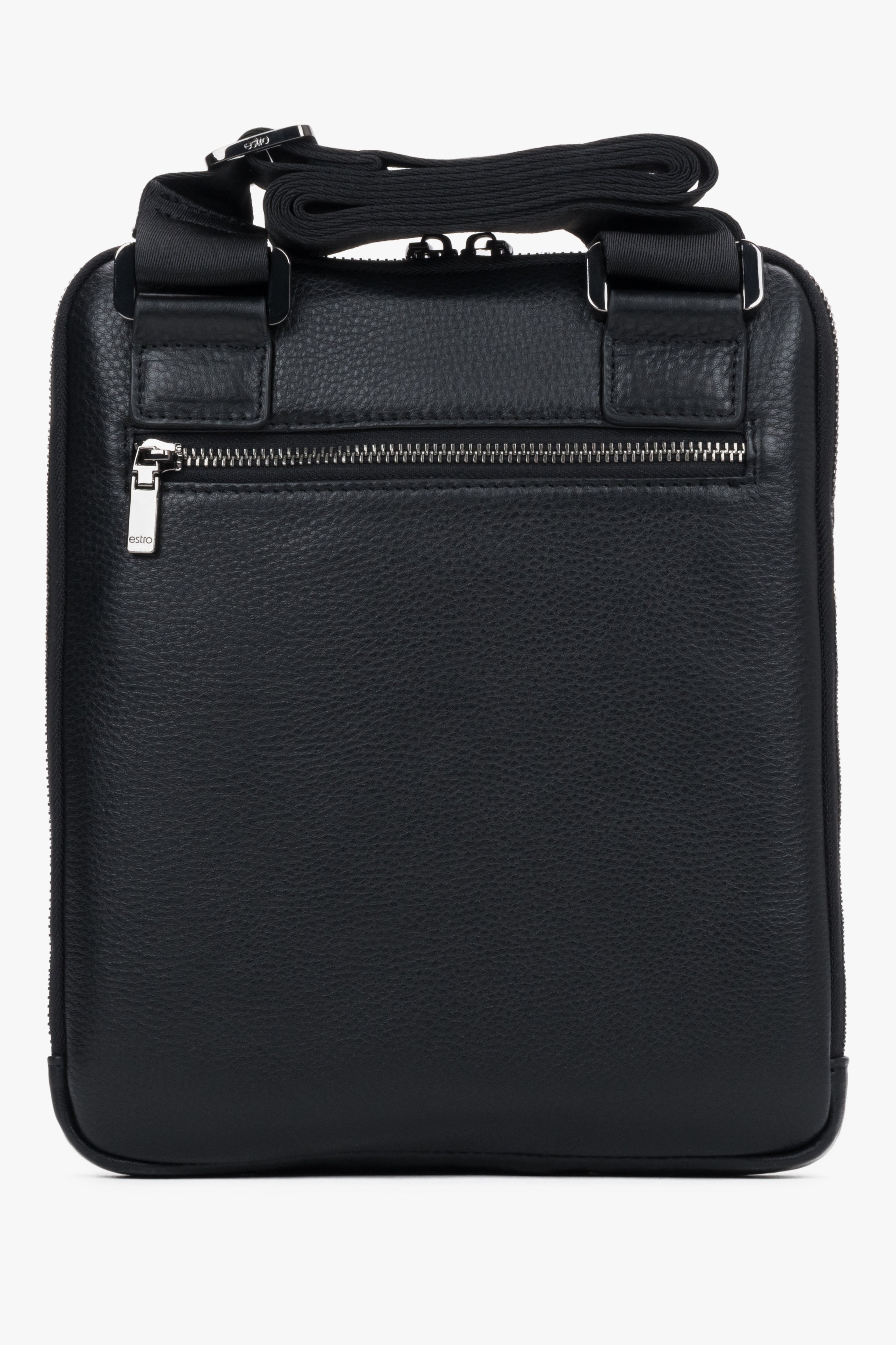 Rückansicht der kompakten schwarzen Herrentasche, die das minimalistische Design und den verstellbaren Gurt zeigt 
