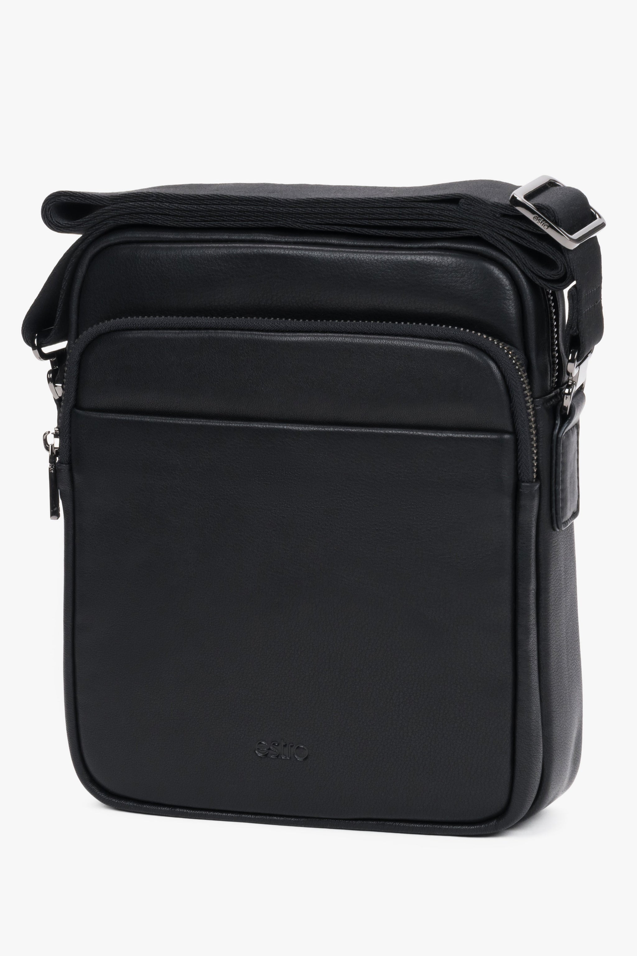 Schrägansicht der vertikalen Herrentasche, die das schlanke Profil und die Lederstruktur hervorhebt 