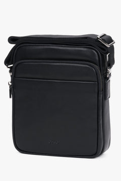 Schrägansicht der vertikalen Herrentasche, die das schlanke Profil und die Lederstruktur hervorhebt 