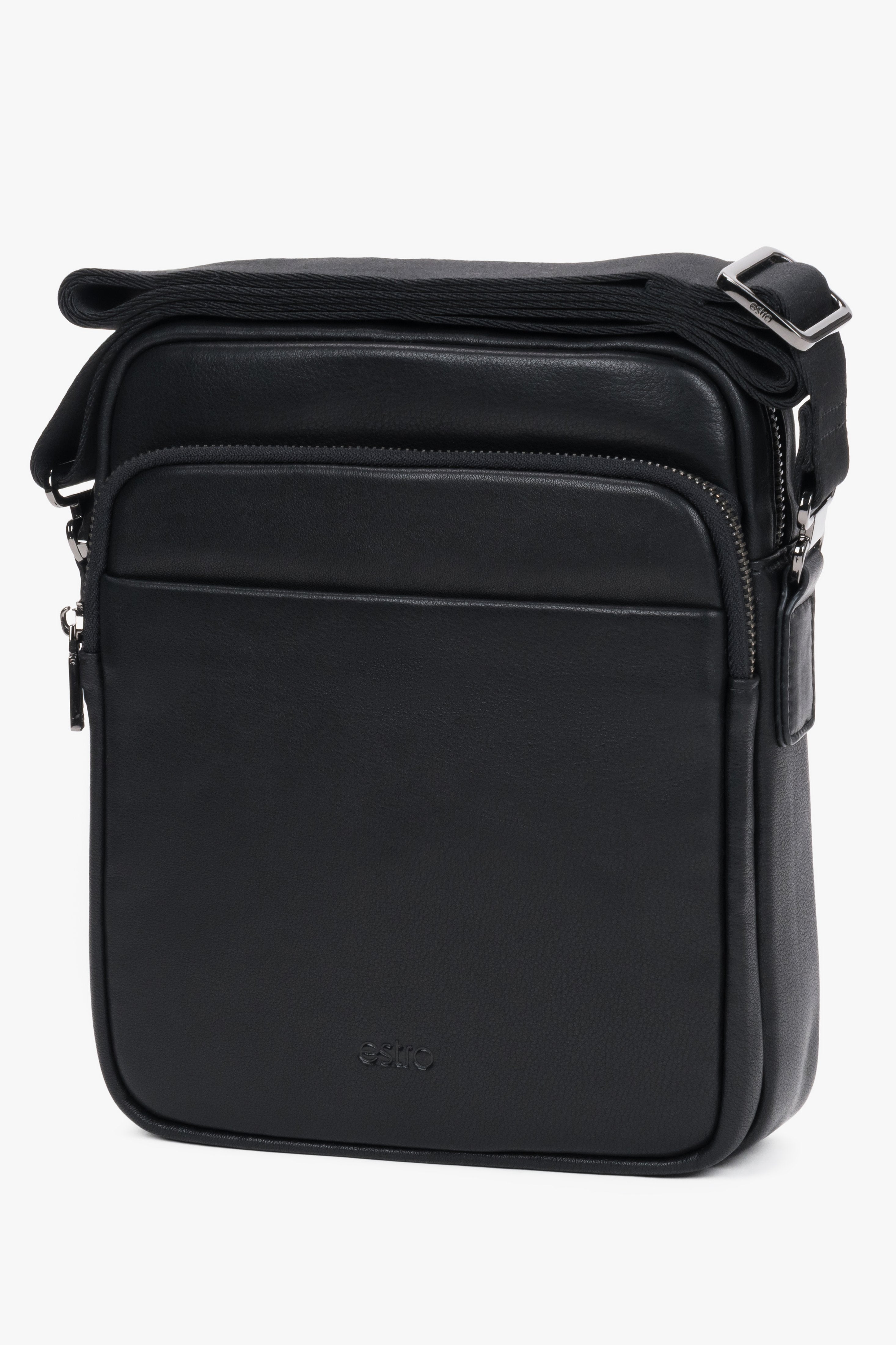 Schrägansicht der vertikalen Herrentasche, die das schlanke Profil und die Lederstruktur hervorhebt 