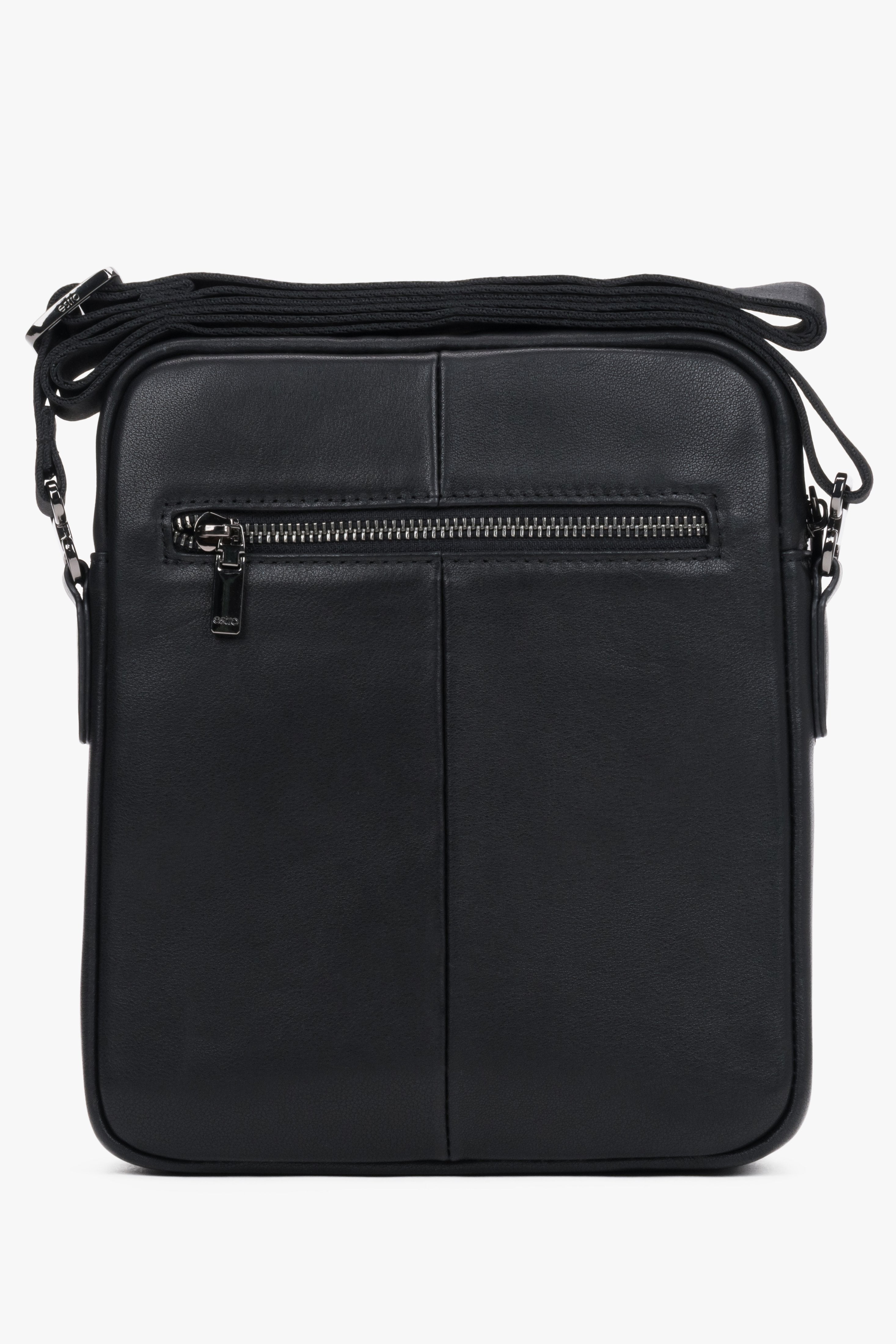 Rückansicht der schwarzen Herrentasche mit einem zusätzlichen, praktischen Reißverschlussfach 