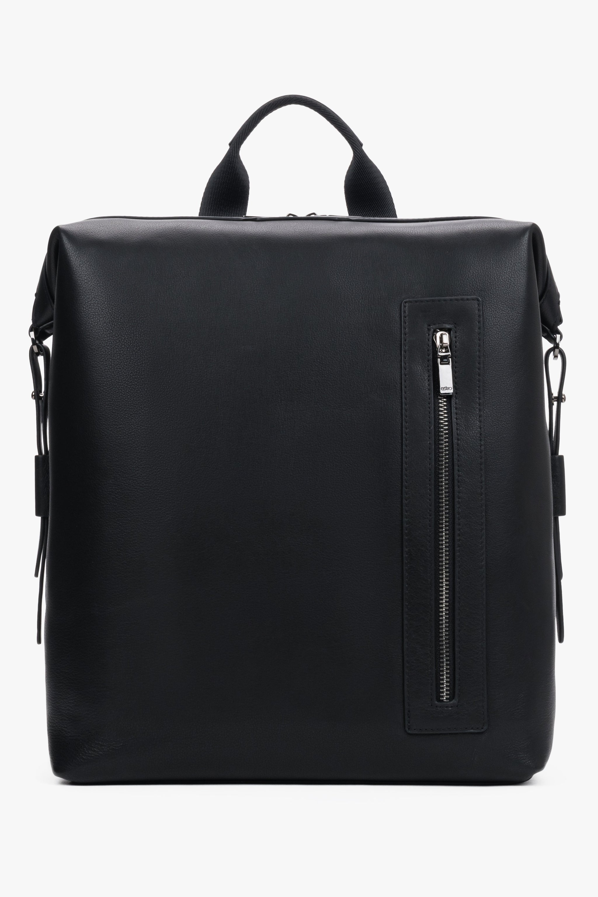 Frontale Ansicht des geometrischen schwarzen Herrenrucksacks aus Echtleder mit vertikaler Fronttasche 