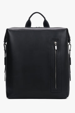 Frontale Ansicht des geometrischen schwarzen Herrenrucksacks aus Echtleder mit vertikaler Fronttasche 