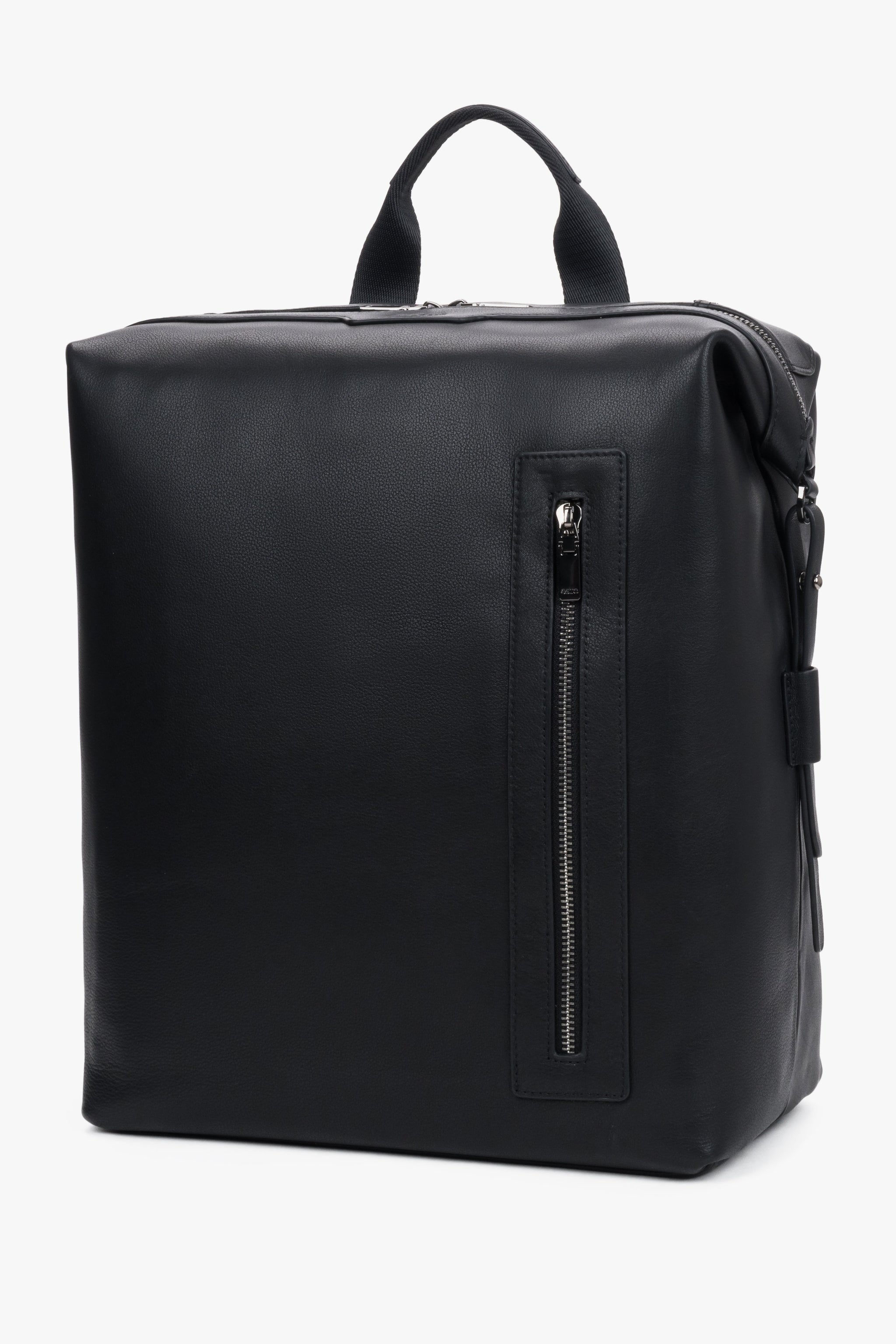 Schrägansicht des eleganten schwarzen Rucksacks, die das minimalistische Design und die silbernen Reißverschlüsse betont 