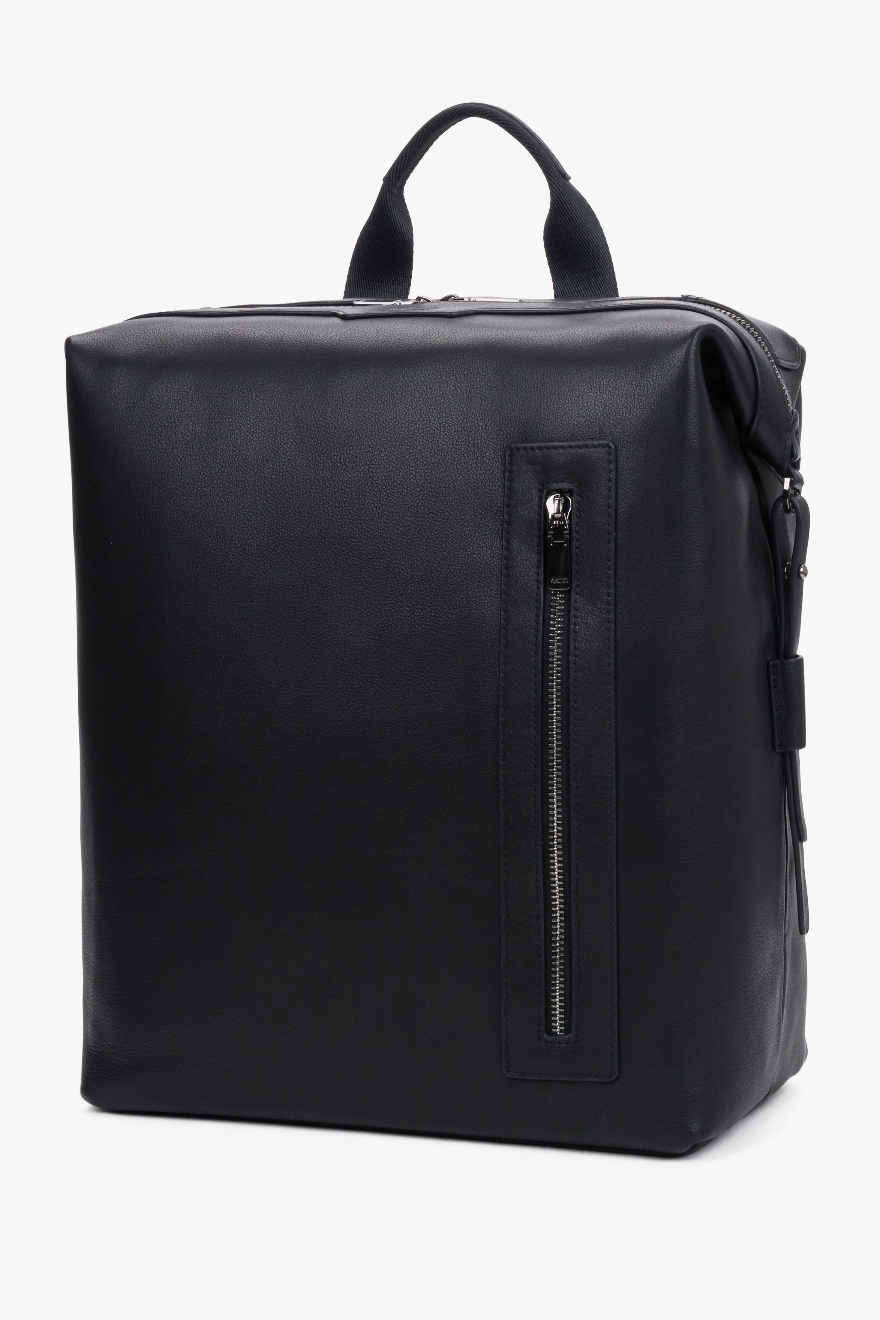 Schrägansicht des eleganten schwarzen Rucksacks, die das minimalistische Design und die silbernen Reißverschlüsse betont 