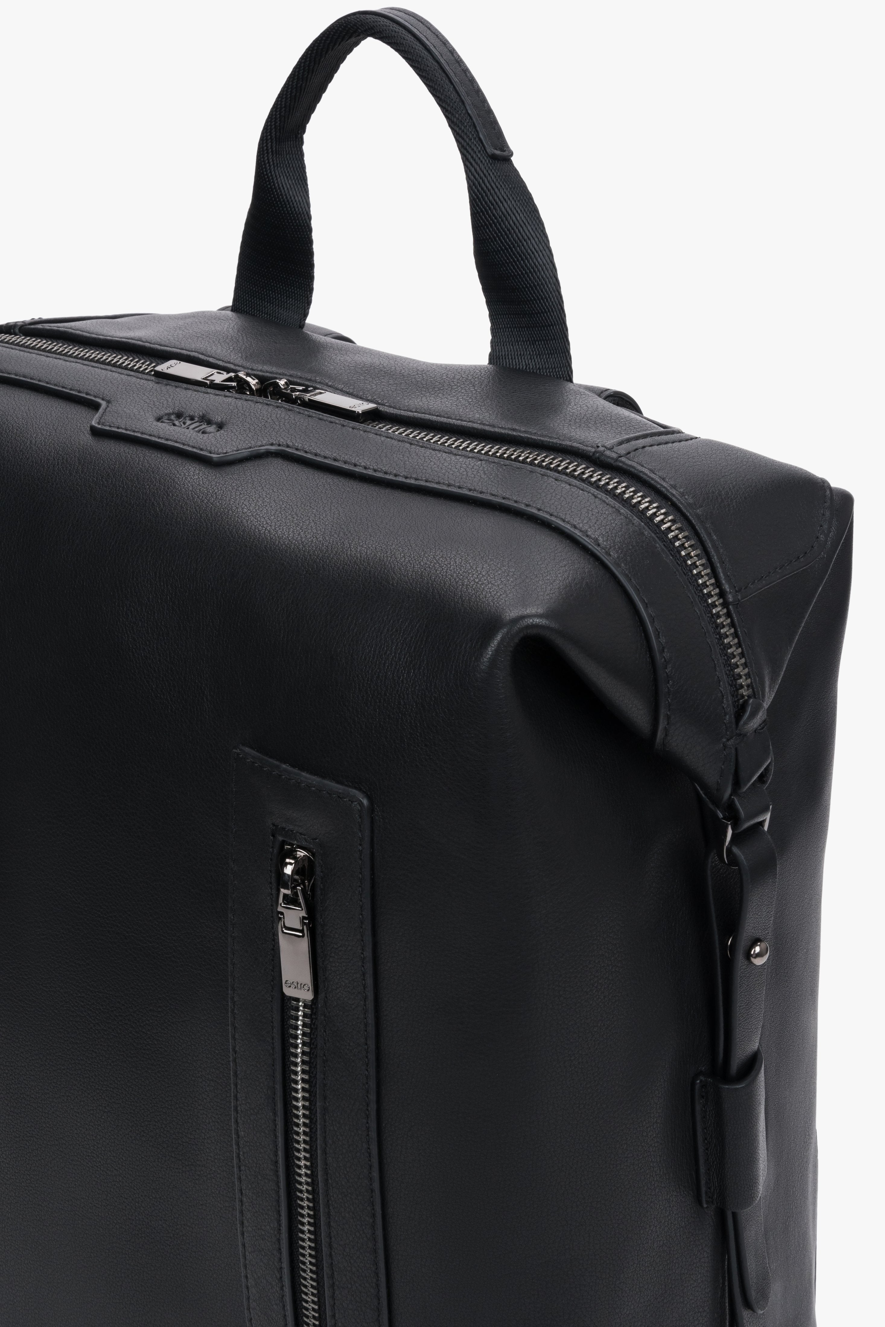 Seitenprofil des Herrenrucksacks mit Fokus auf das schlanke Profil und die hochwertigen silbernen Details 