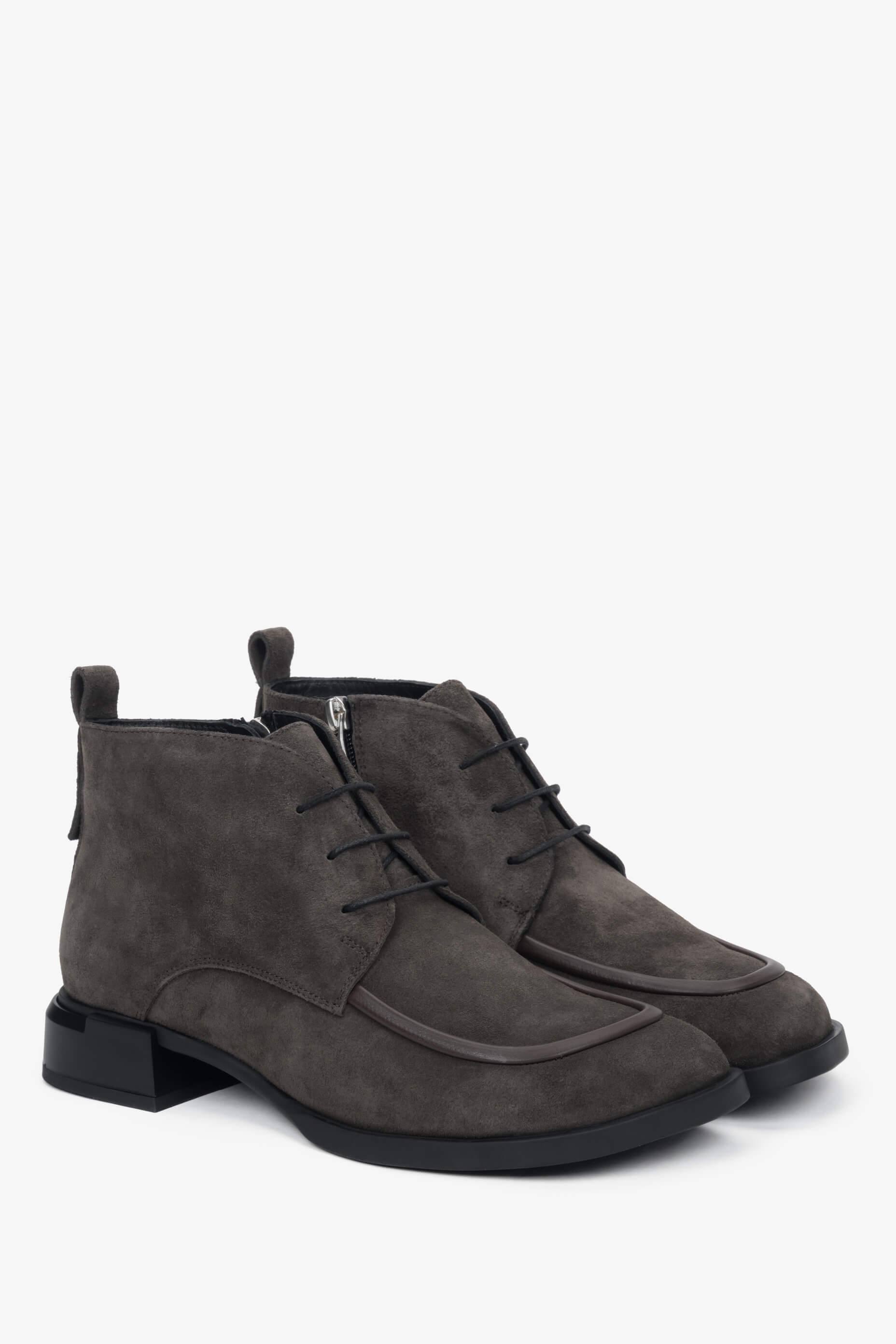 Schrägansicht des eleganten Stiefeletten-Paares mit markanter Mokassin-Naht und Schnürung