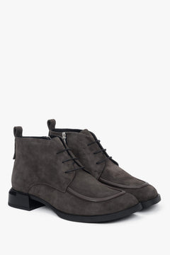 Schrägansicht des eleganten Stiefeletten-Paares mit markanter Mokassin-Naht und Schnürung