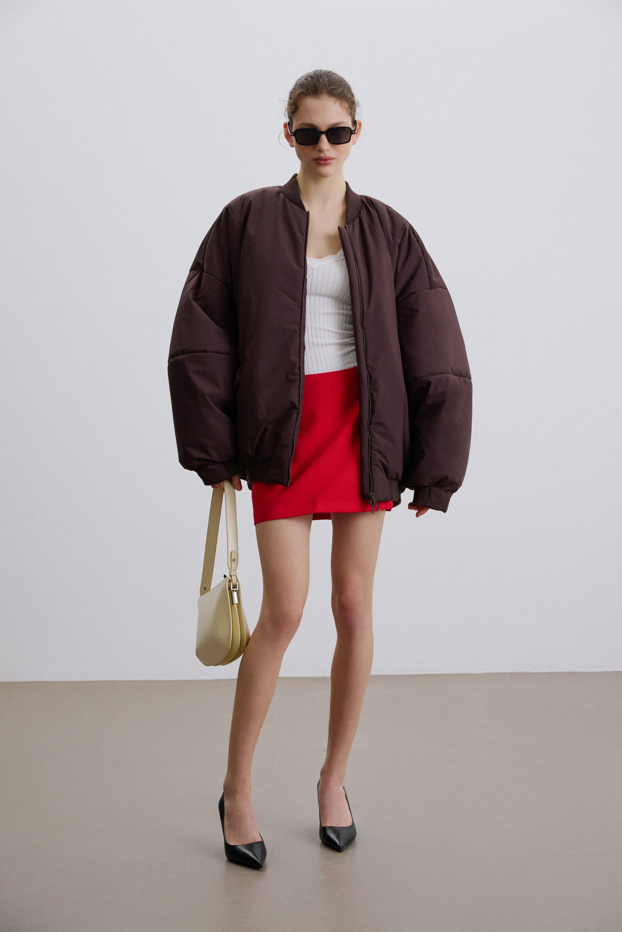 Profilansicht des lässigen Oversize-Schnitts der braunen Damenjacke.