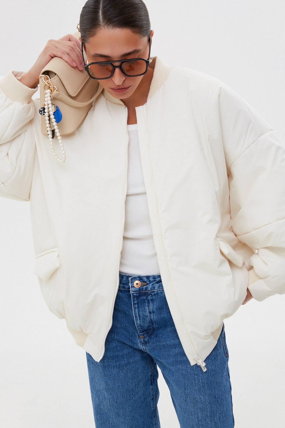 Frontalansicht des lässigen Oversize-Schnitts der Damenjacke.