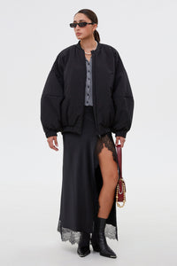 Frontansicht der schwarzen Oversize-Bomberjacke für Damen am Model.