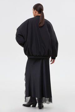 Rückansicht des lässigen Oversize-Schnitts der schwarzen Damenjacke.