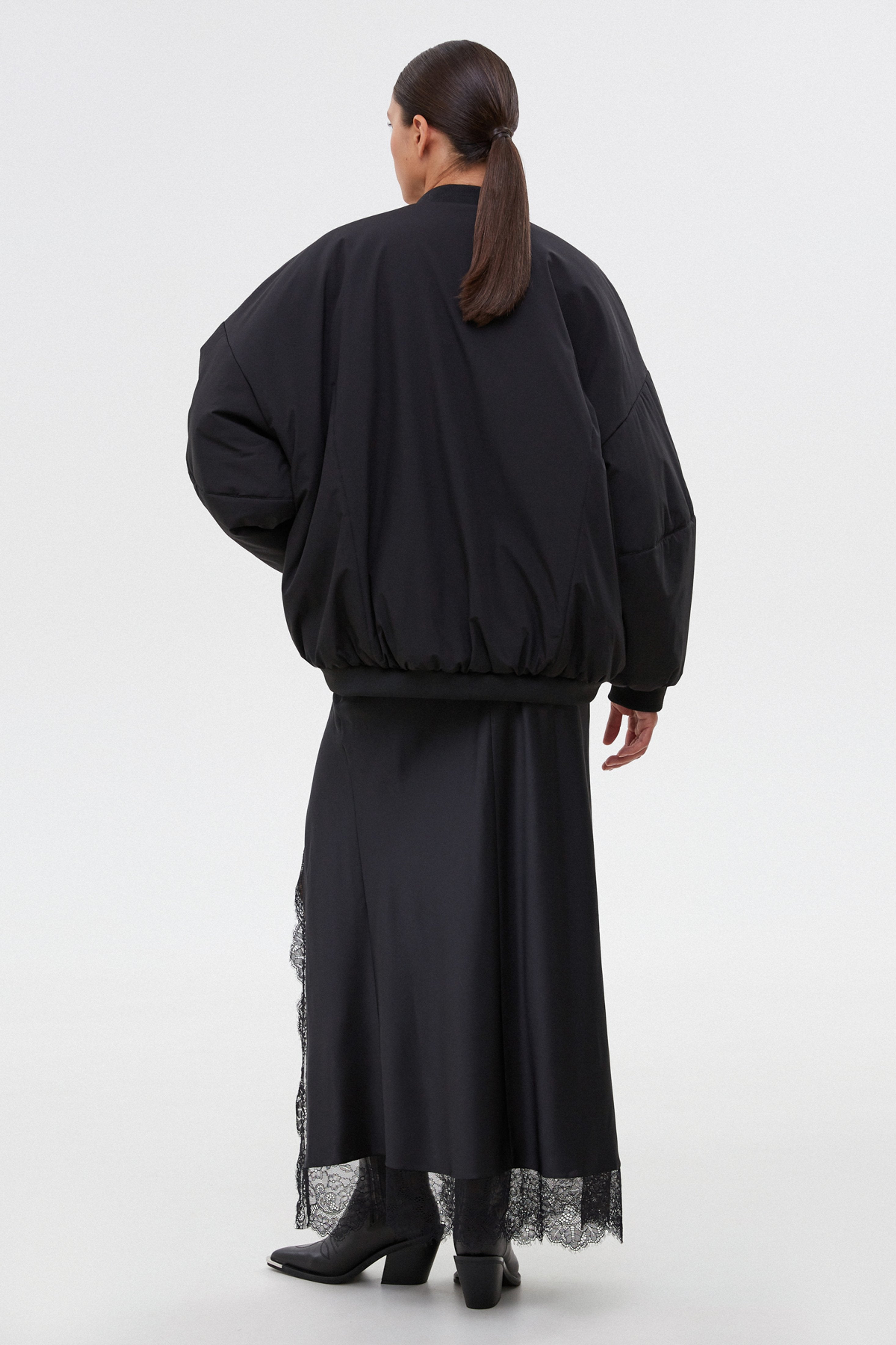 Rückansicht des lässigen Oversize-Schnitts der schwarzen Damenjacke.