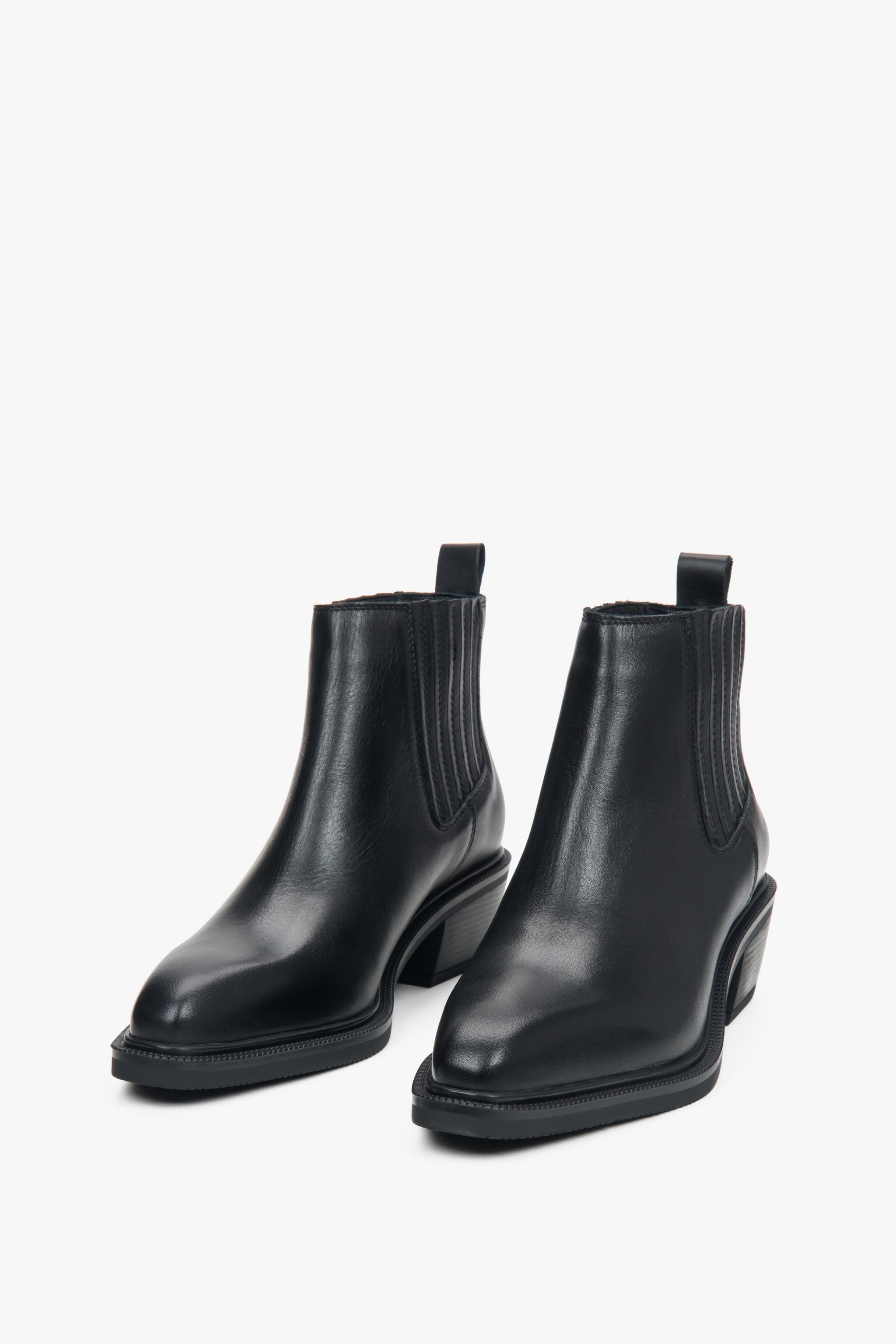 Frontale Schrägansicht des schwarzen Cowboystiefel-Paares