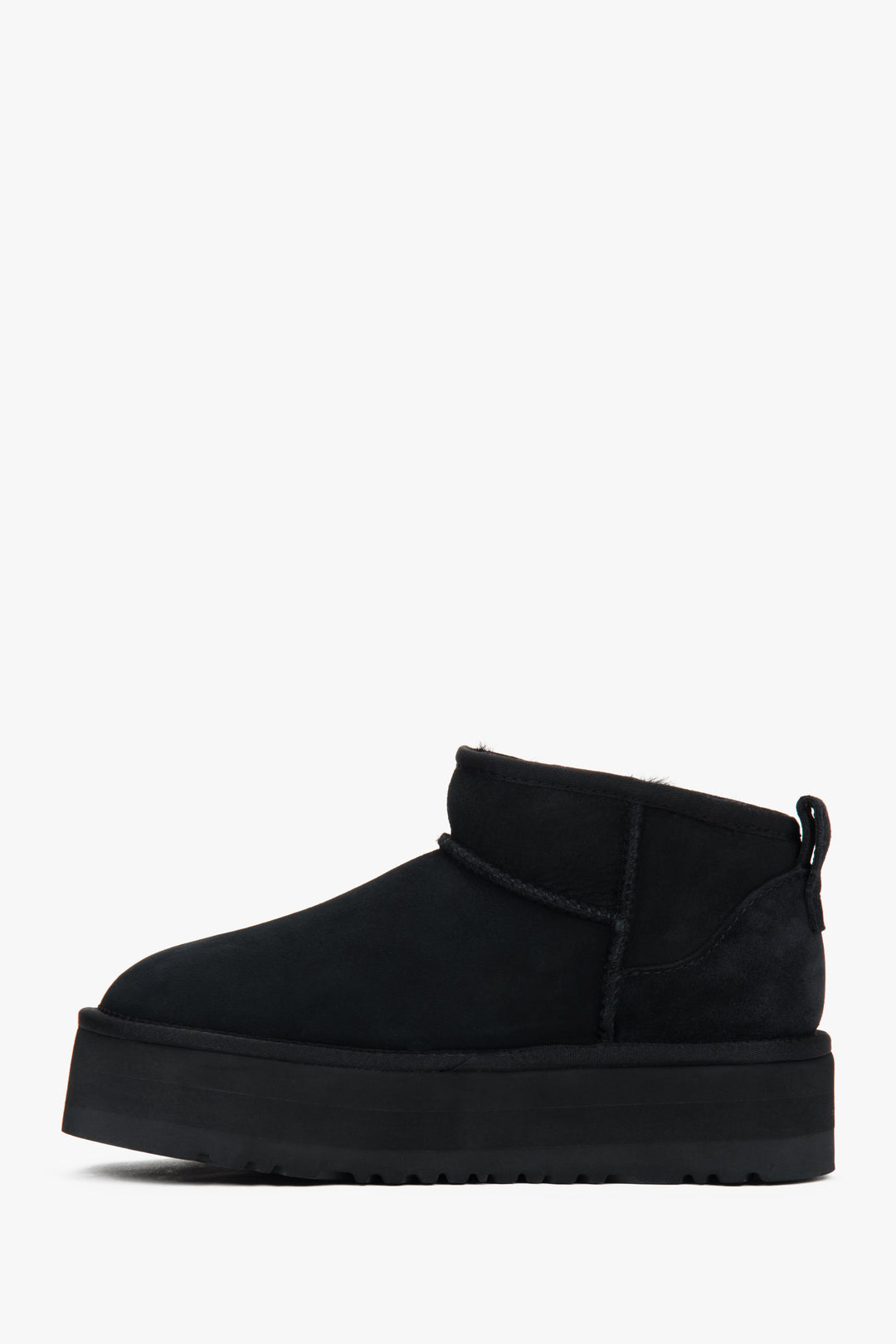 Schwarze niedrige Velours-Winterstiefel mit Fell von Estro.