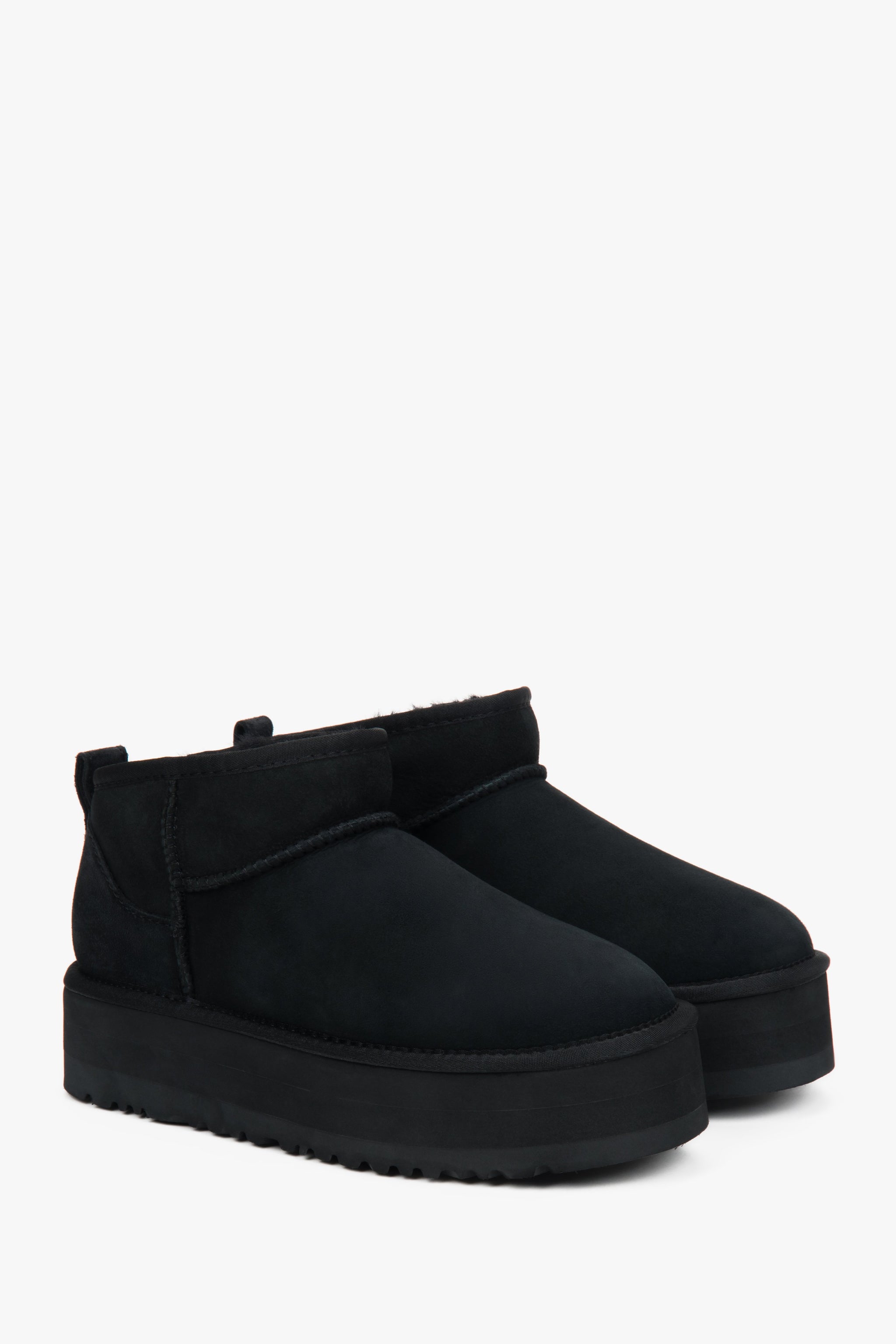 Niedrige schwarze Damen-Winterstiefel aus echtem Velours mit Fell.