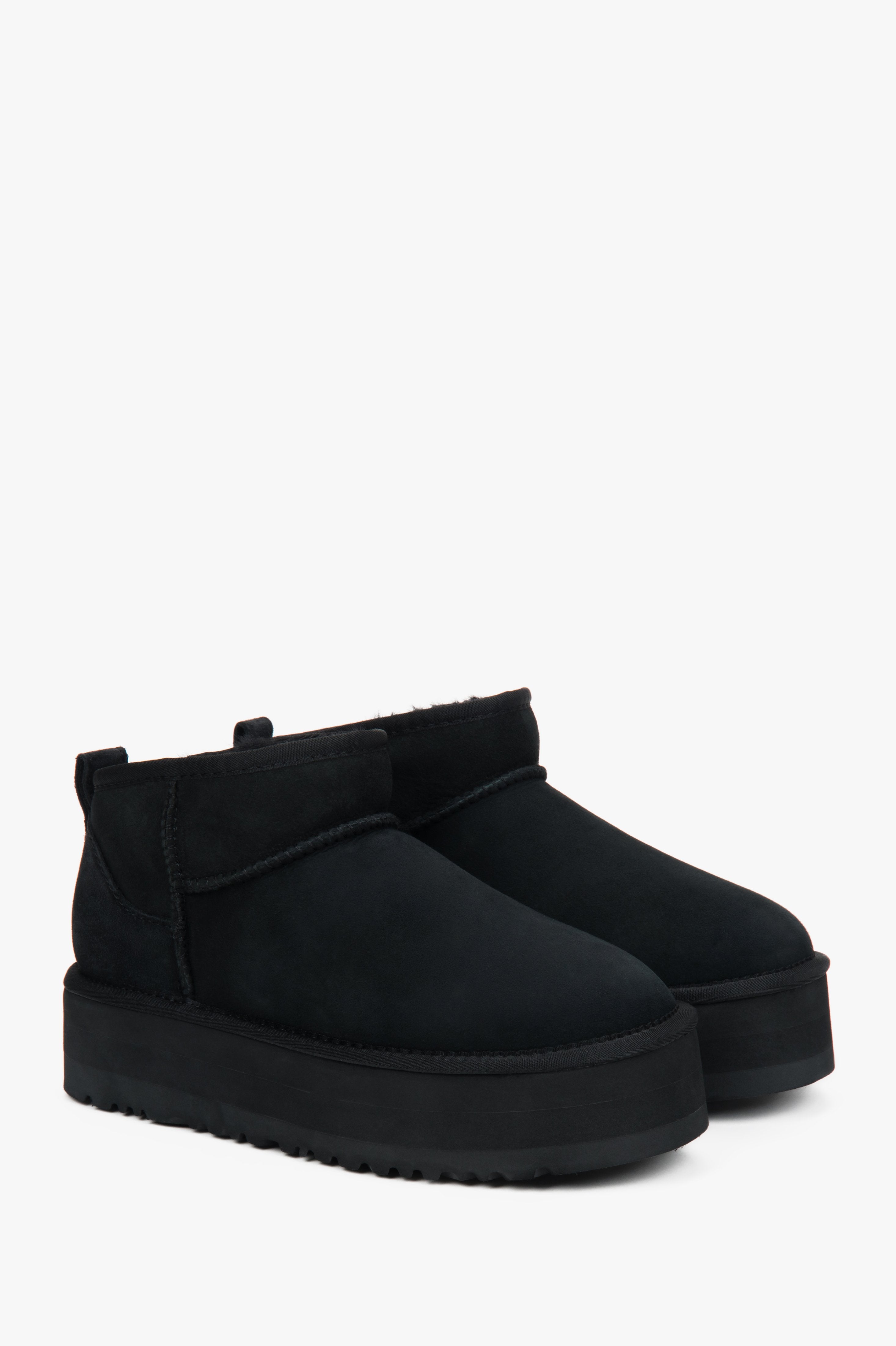 Niedrige schwarze Damen-Winterstiefel aus echtem Velours mit Fell.