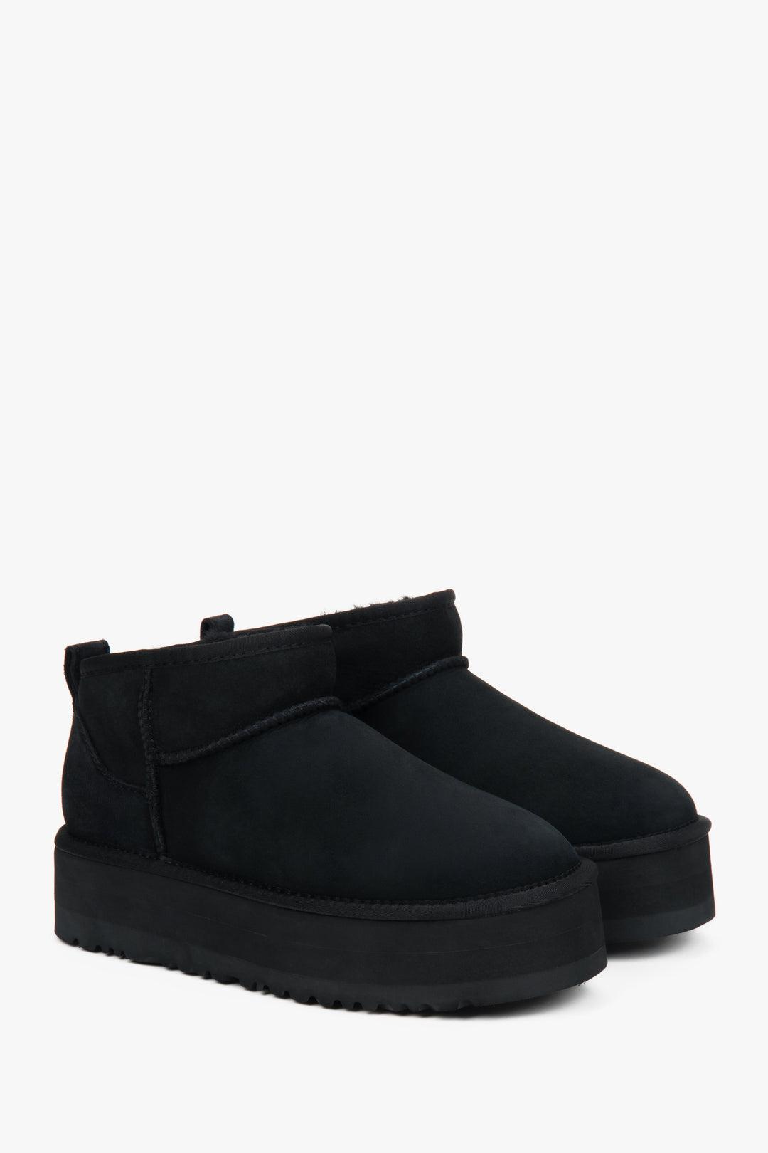 Niedrige schwarze Damen-Winterstiefel aus echtem Velours mit Fell.