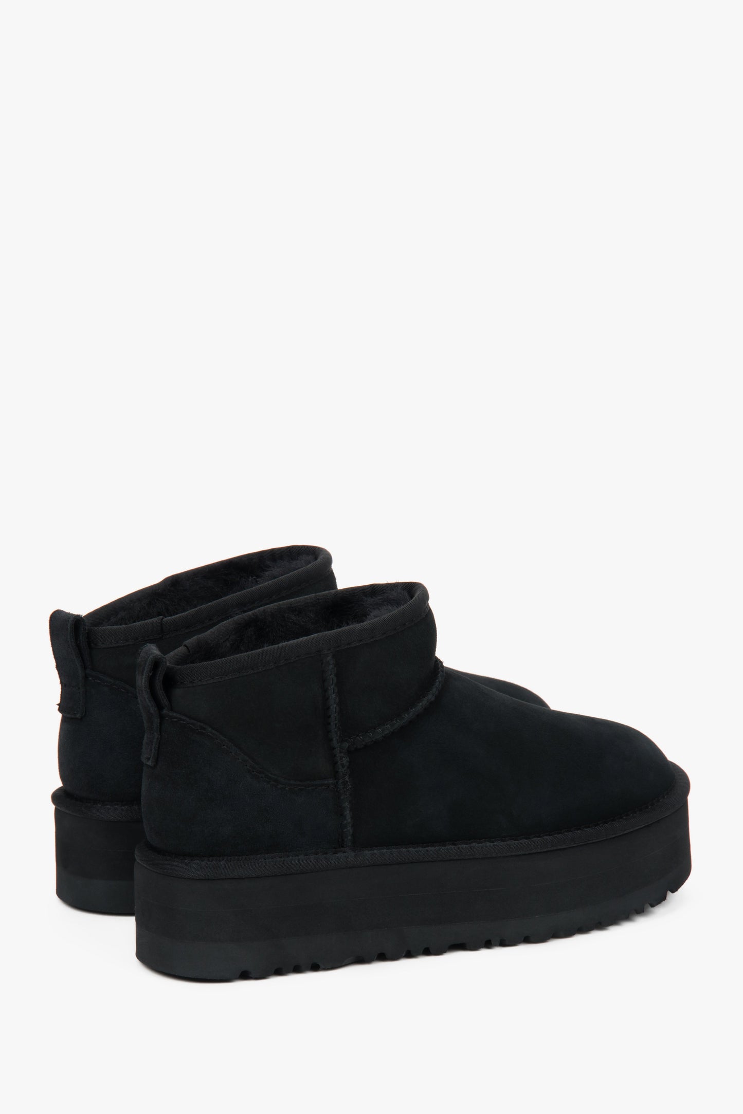 Schwarze niedrige Velours-Winterstiefel von Estro.