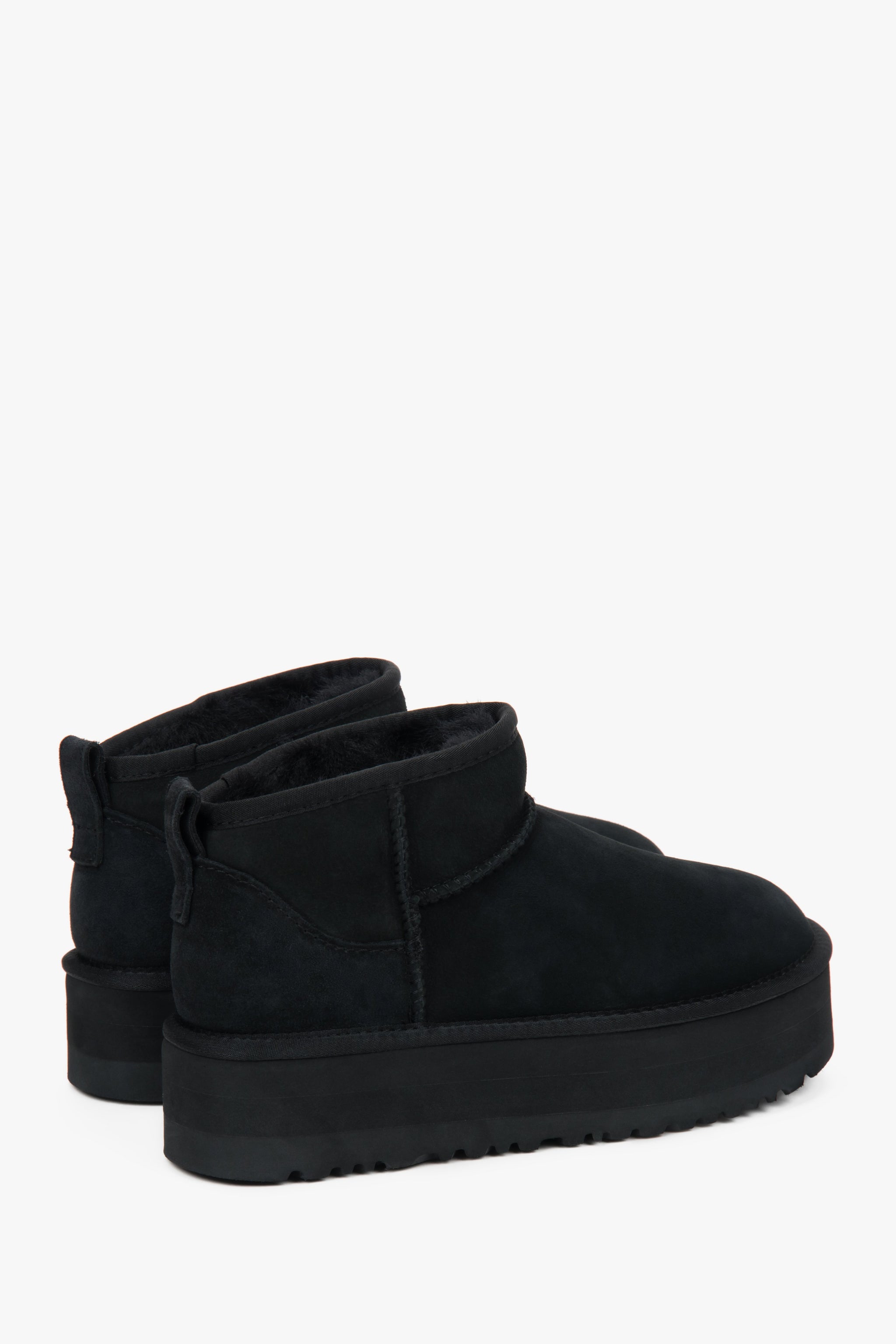 Schwarze niedrige Velours-Winterstiefel von Estro.