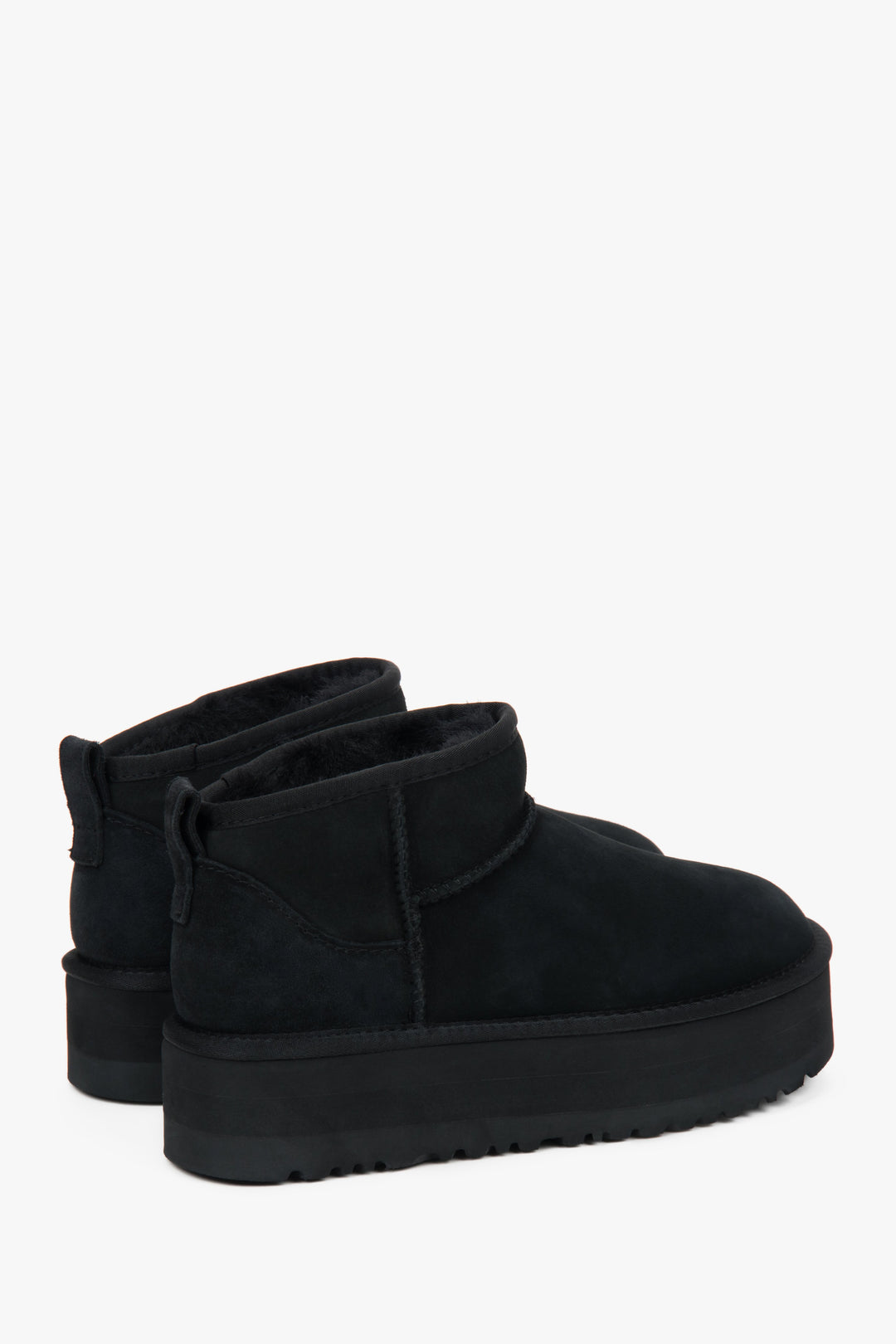 Schwarze niedrige Velours-Winterstiefel von Estro.