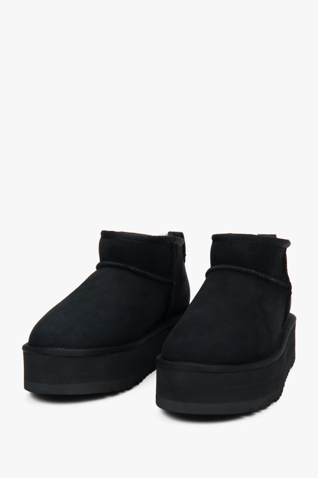 Niedrige Damen-Winterstiefel von Estro aus schwarzem Echtvelours mit warmem Fellfutter.
