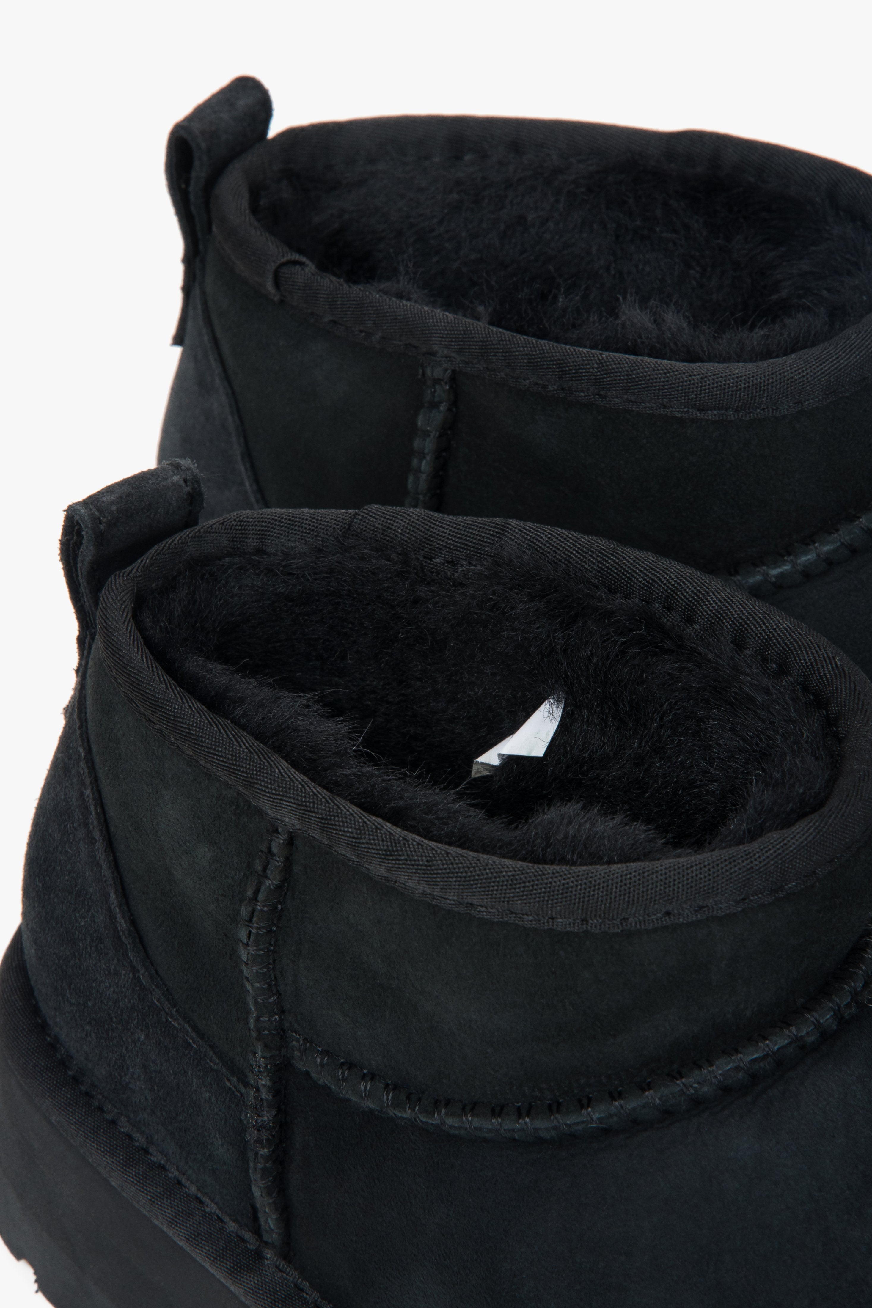 Damen-Winterstiefel von Estro aus schwarzem Echtvelours.