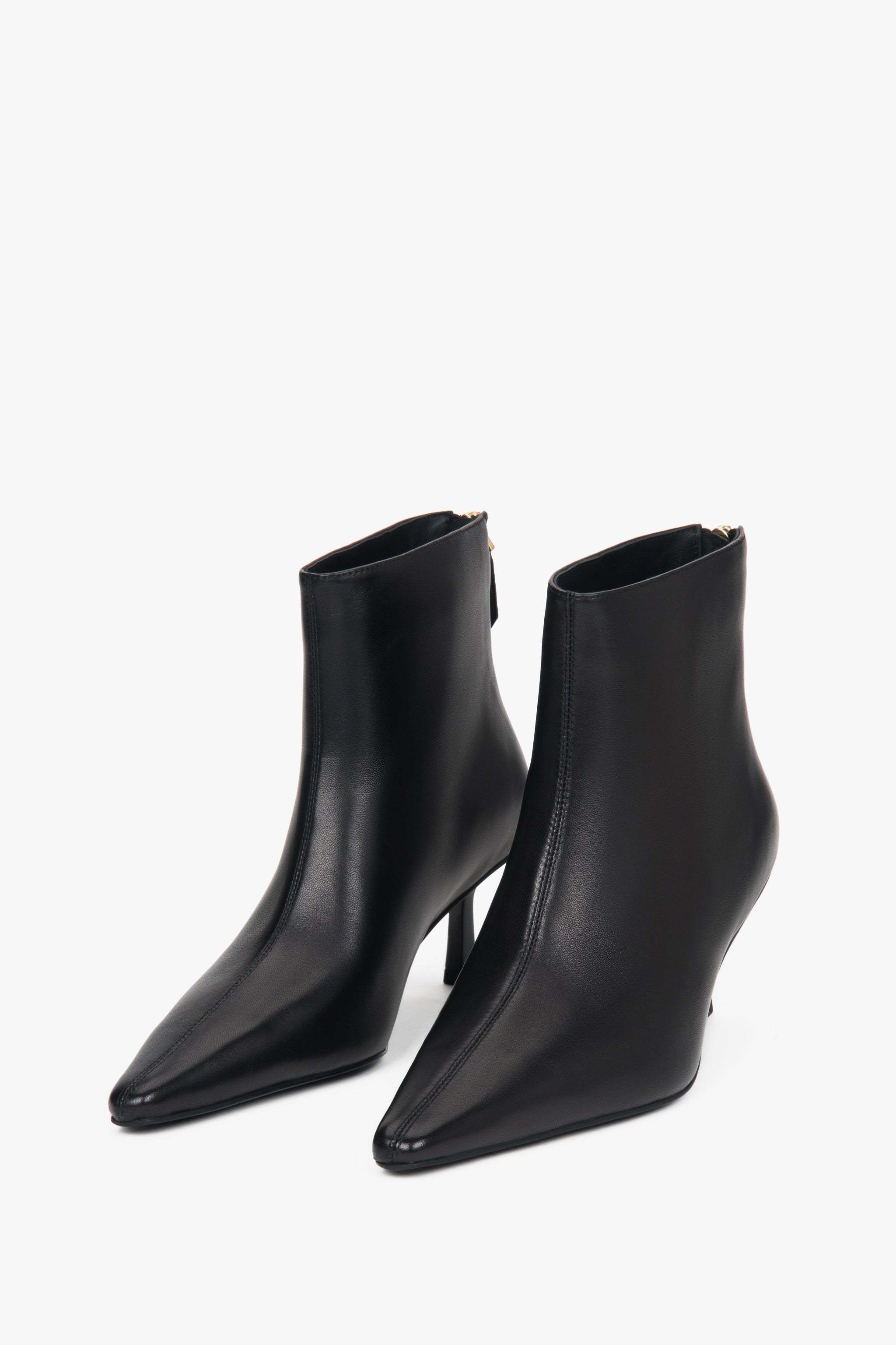 Frontale Schrägansicht des schwarzen Leder-Stiefeletten-Paares mit spitzer Zehenpartie