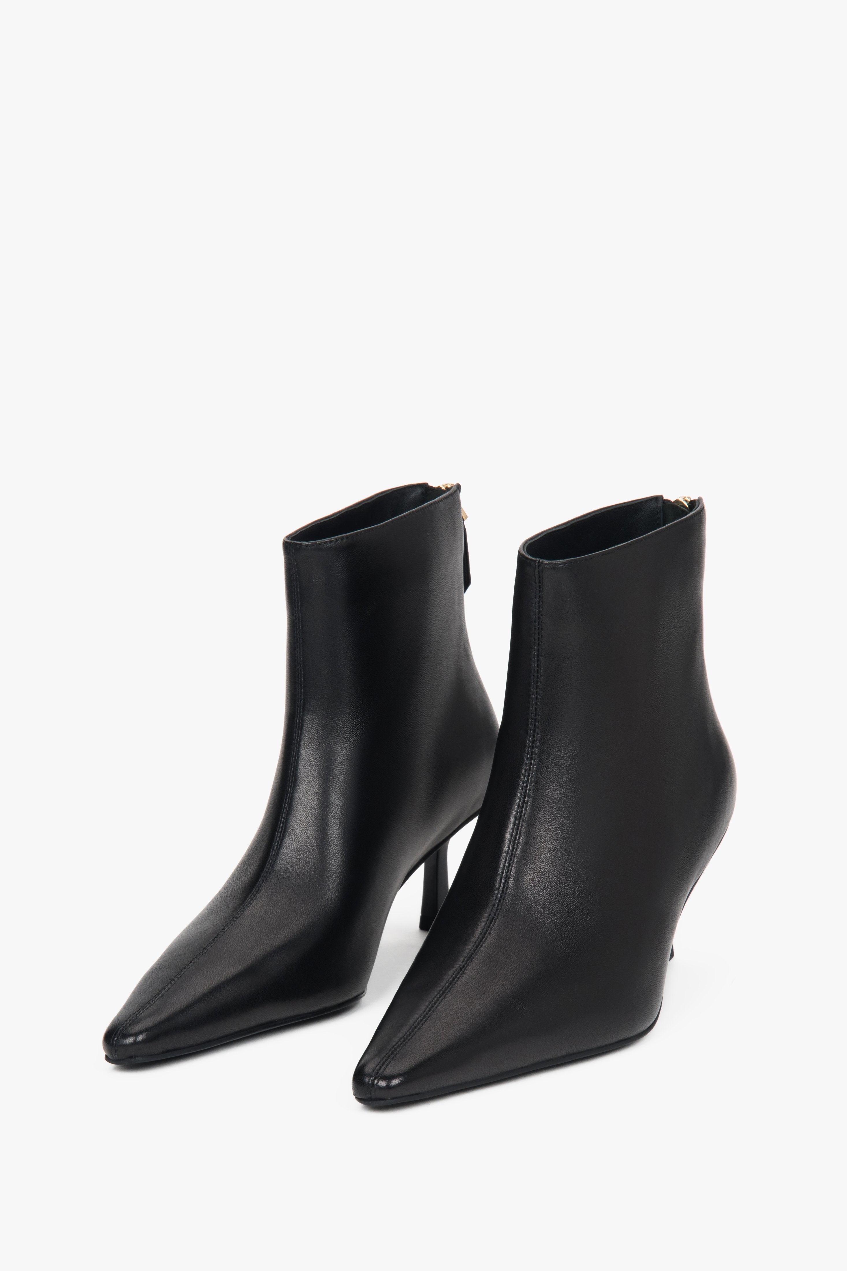 Frontale Schrägansicht des schwarzen Leder-Stiefeletten-Paares mit spitzer Zehenpartie