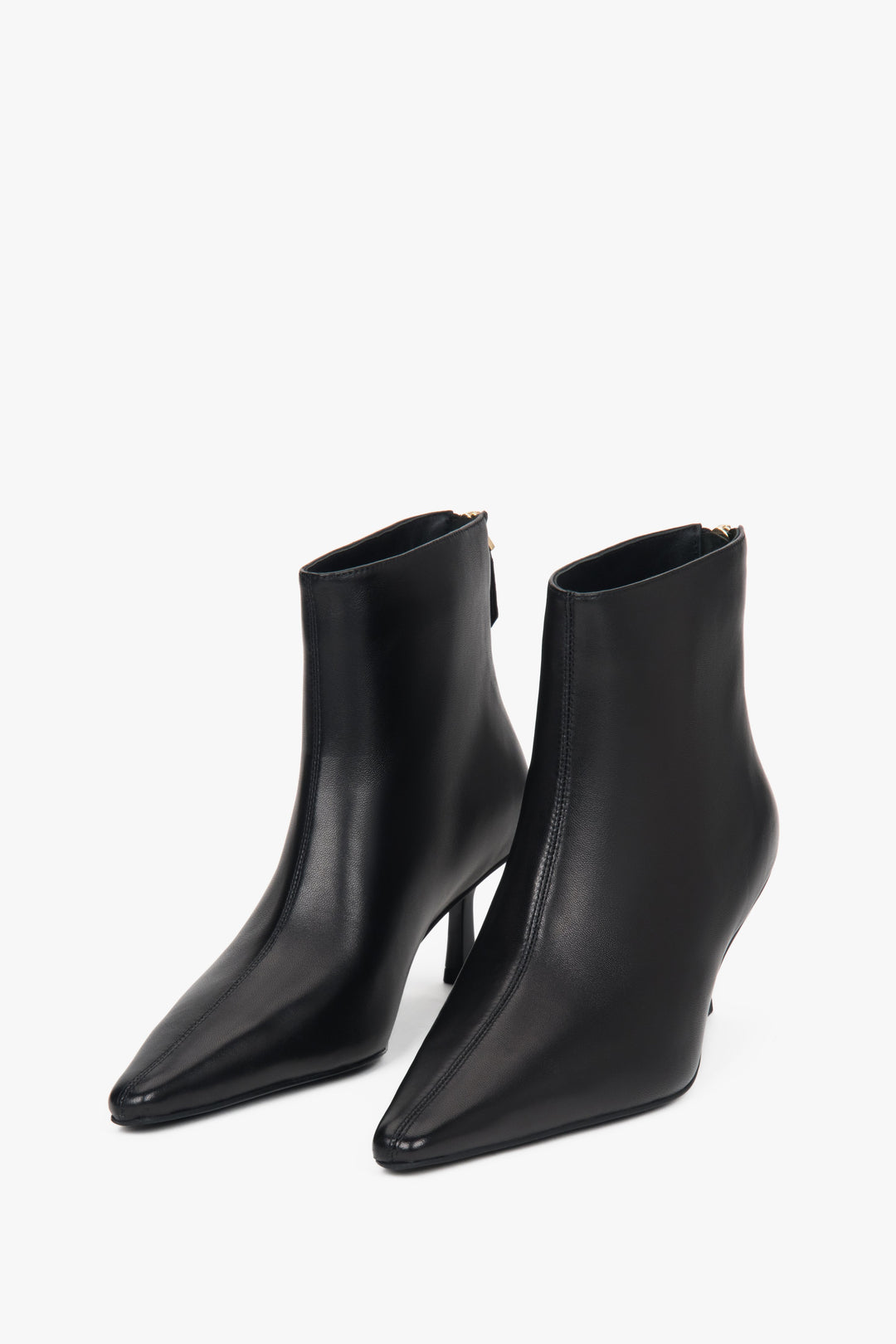 Frontale Schrägansicht des schwarzen Leder-Stiefeletten-Paares mit spitzer Zehenpartie