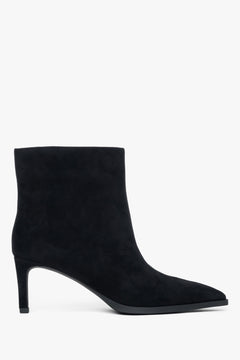 Flache Profilansicht der schwarzen Velours-Stiefelette mit Stilettoabsatz 