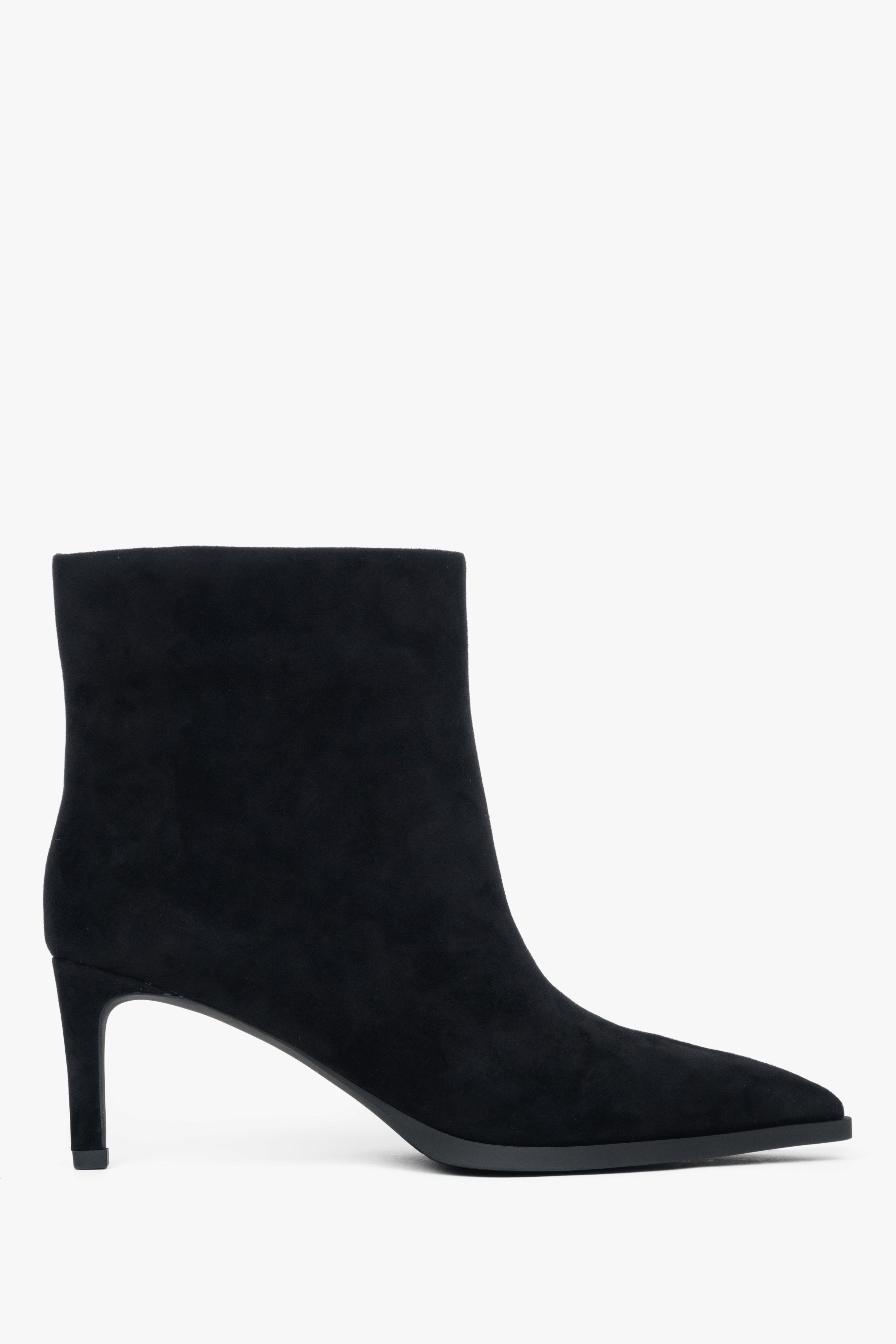 Flache Profilansicht der schwarzen Velours-Stiefelette mit Stilettoabsatz 