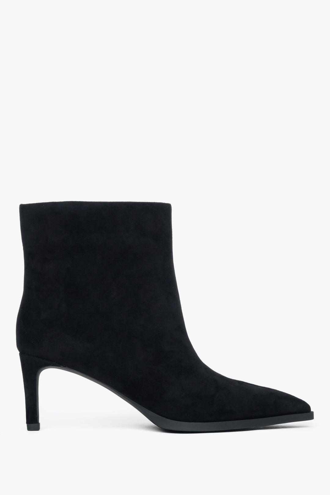 Flache Profilansicht der schwarzen Velours-Stiefelette mit Stilettoabsatz 