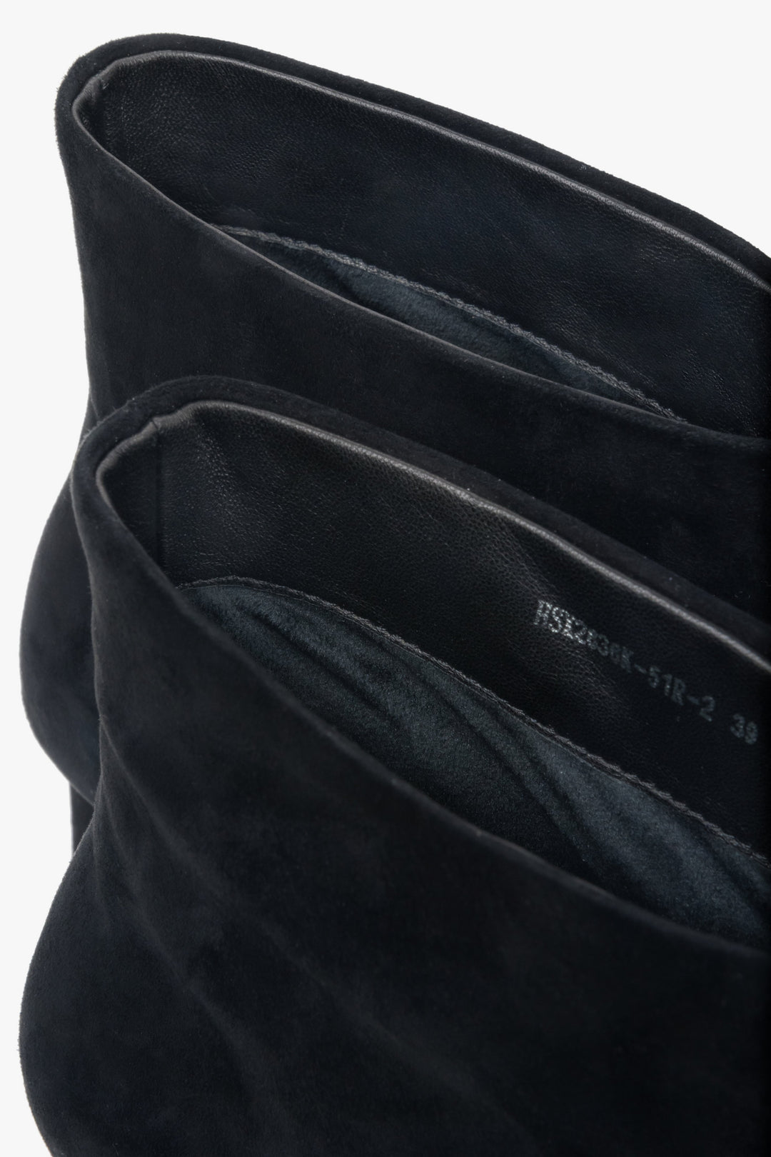 Nahaufnahme der oberen Schaftkante mit Blick auf das cleane Schlupf-Design und das Textilfutter 