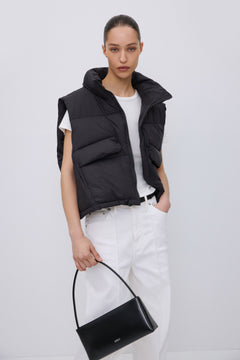 Schwarze Weste im Boxy-Schnitt -Lifestyle Outfit.