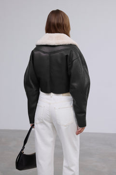 Rückansicht der schwarzen Faux-Shearling-Jacke, die die strukturierte Passform präsentiert 