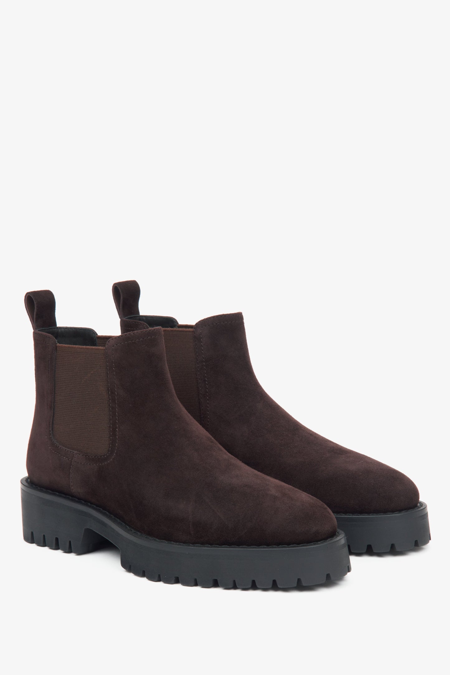 Estro dark brown low Chelsea boots for women, made of genuine velour – close-up on the toe and side detailing.