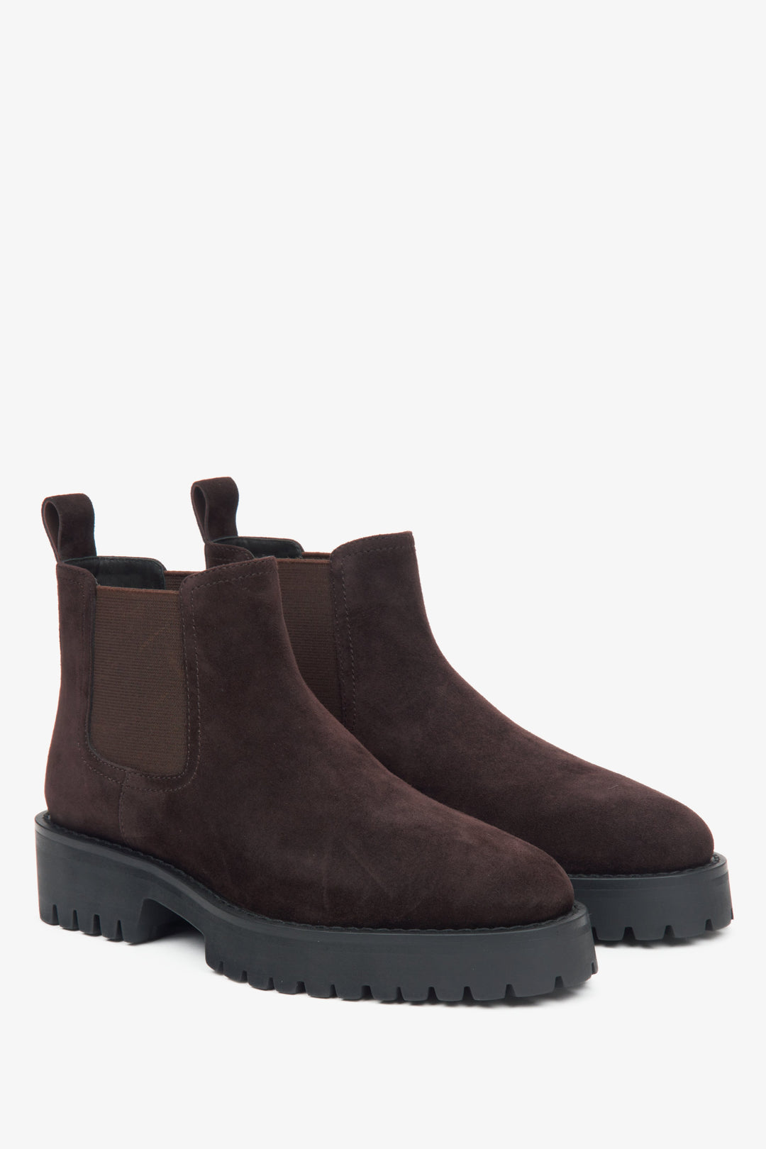 Estro dark brown low Chelsea boots for women, made of genuine velour – close-up on the toe and side detailing.