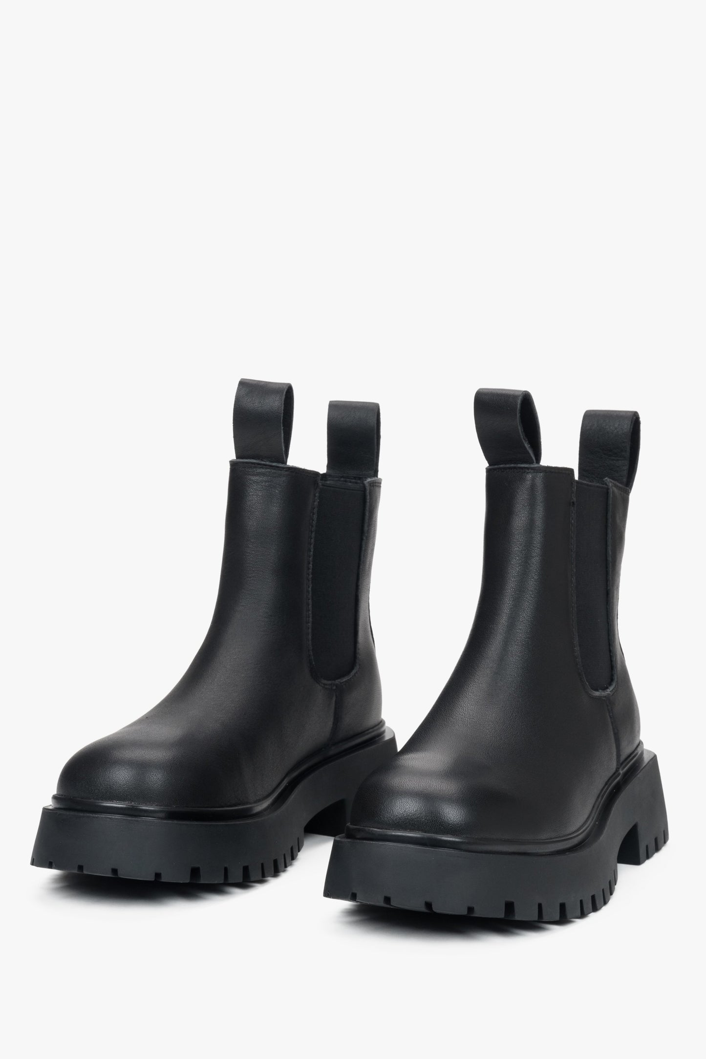 Schwarze Low-Top-Chelsea-Boots für Damen aus Leder, entworfen von Estro.