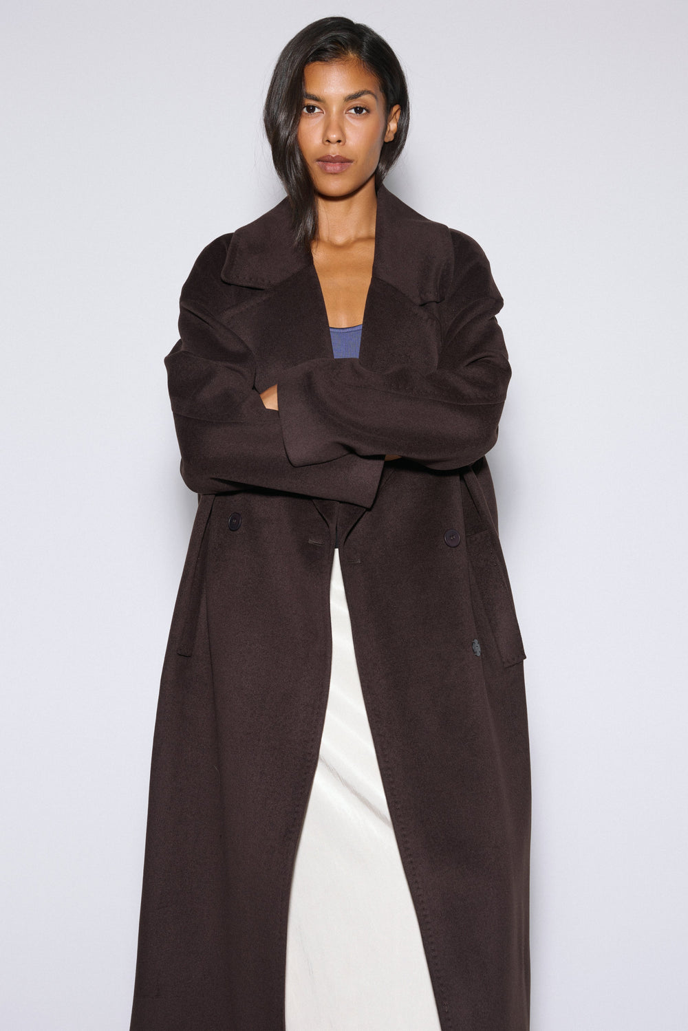 Frontalansicht des langen dunkelbraunen Damen-Wollmantels von Estro mit breitem Revers, präsentiert von einem Model