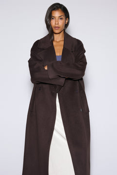 Frontalansicht des langen dunkelbraunen Damen-Wollmantels von Estro mit breitem Revers, präsentiert von einem Model