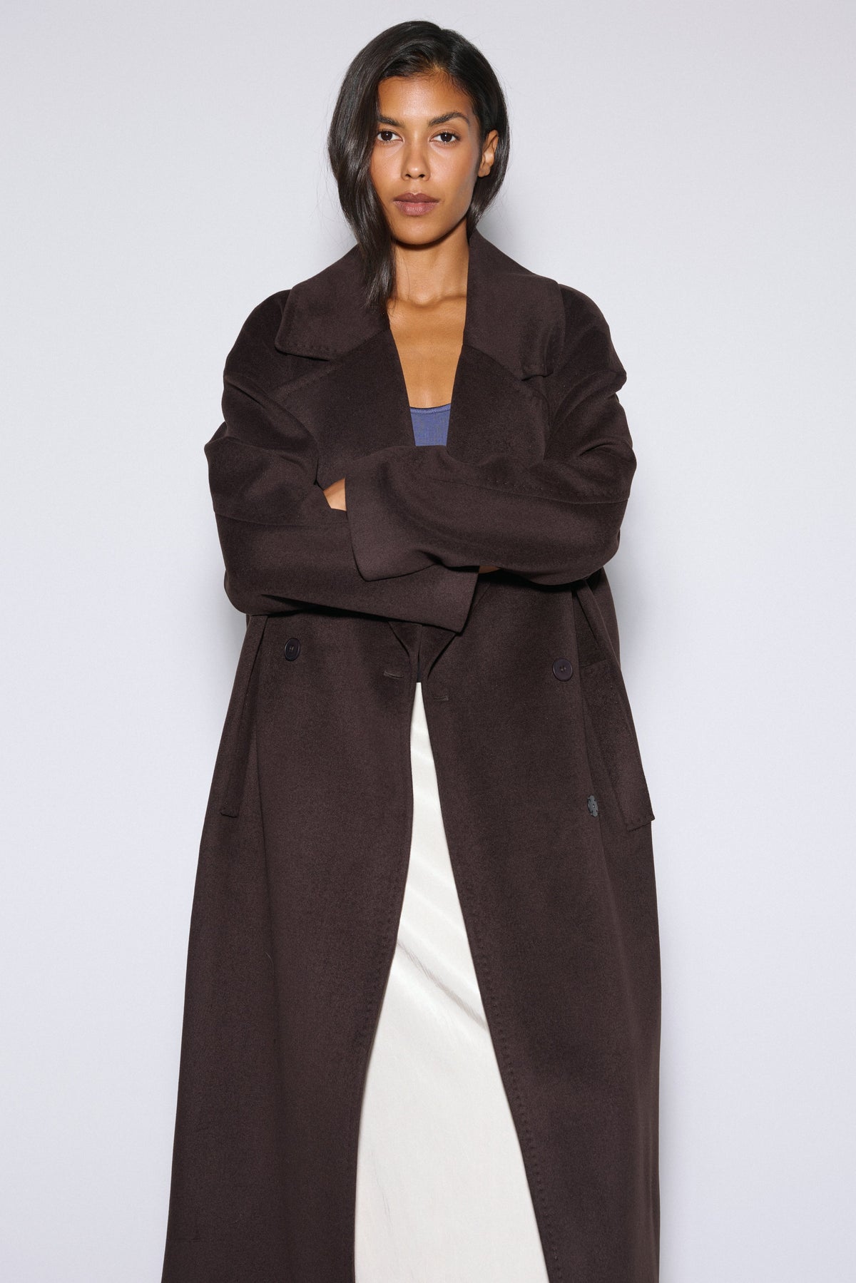 Frontalansicht des langen dunkelbraunen Damen-Wollmantels von Estro mit breitem Revers, präsentiert von einem Model